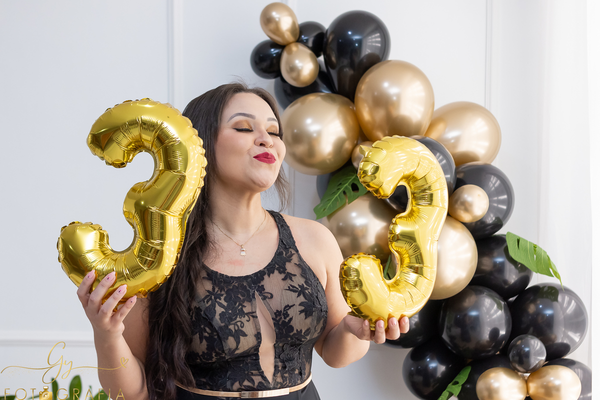Ensaio da Amanda em comemoração aos seus 33 anos. Ensaio de aniversário em estúdio! Fotógrafo em Londrina especializado em ensaios femininos. Momento registrado pela fotógrafa Giscellayne - Gy Fotografia.