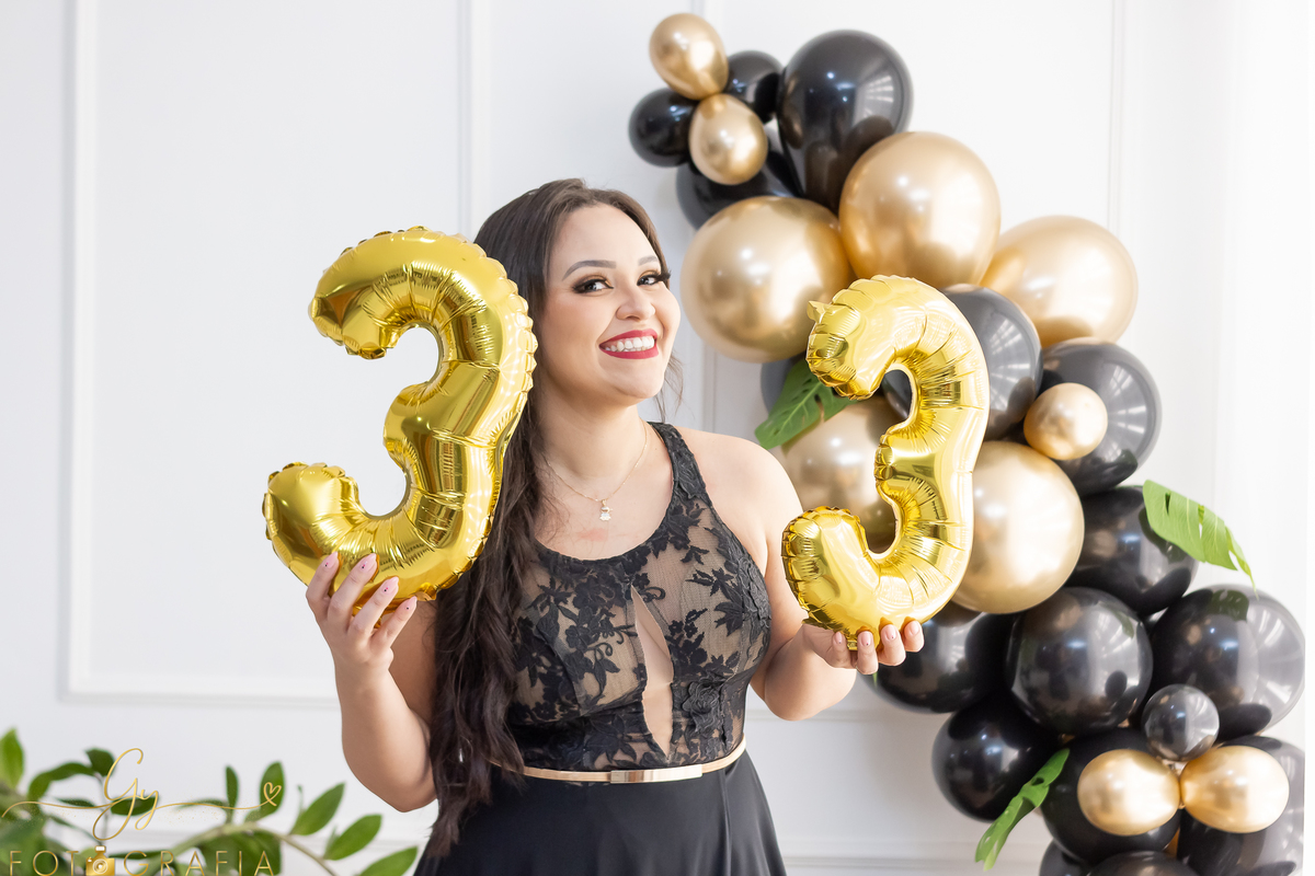 Ensaio da Amanda em comemoração aos seus 33 anos. Ensaio de aniversário em estúdio! Fotógrafo em Londrina especializado em ensaios femininos. Momento registrado pela fotógrafa Giscellayne - Gy Fotografia.