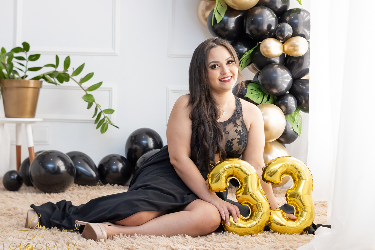 Ensaio da Amanda em comemoração aos seus 33 anos. Ensaio de aniversário em estúdio! Fotógrafo em Londrina especializado em ensaios femininos. Momento registrado pela fotógrafa Giscellayne - Gy Fotografia.