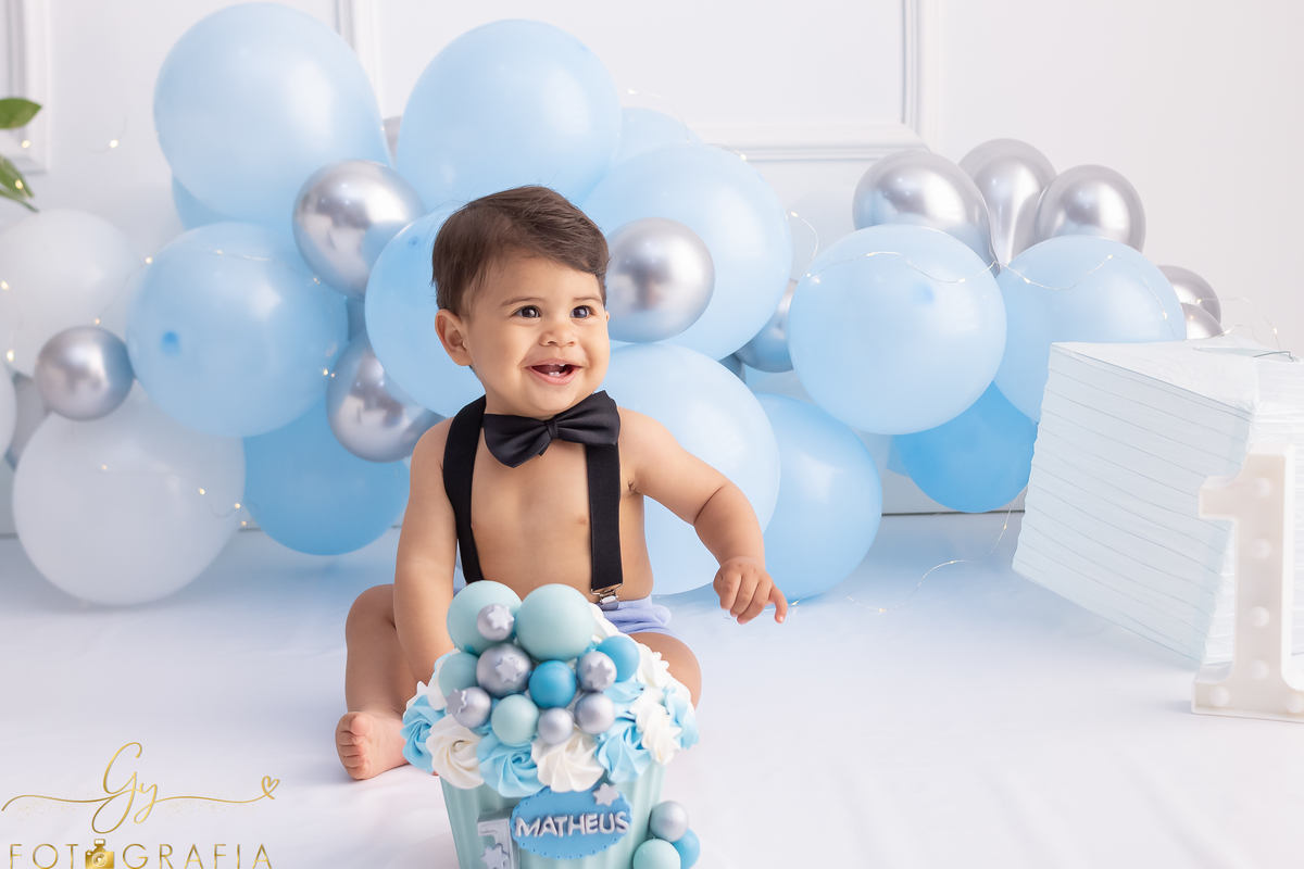 Ensaio smash the cake do Matheus. Fotógrafo em Londrina especializado em ensaios de bebês e crianças. Momento registrado pela fotógrafa Giscellayne - Gy Fotografia