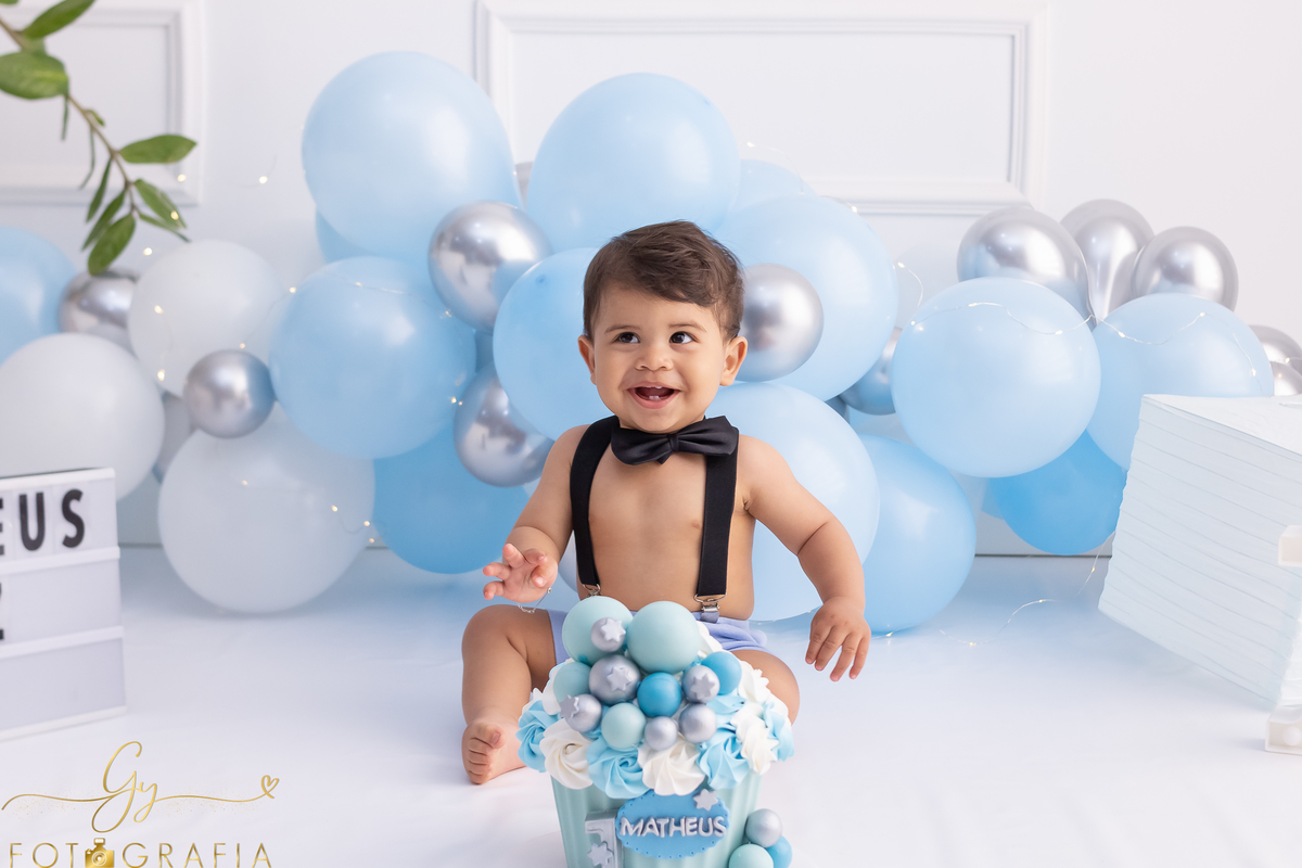 Ensaio smash the cake do Matheus. Fotógrafo em Londrina especializado em ensaios de bebês e crianças. Momento registrado pela fotógrafa Giscellayne - Gy Fotografia