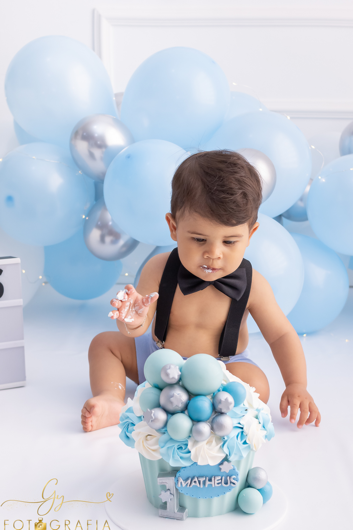 Ensaio smash the cake do Matheus. Fotógrafo em Londrina especializado em ensaios de bebês e crianças. Momento registrado pela fotógrafa Giscellayne - Gy Fotografia