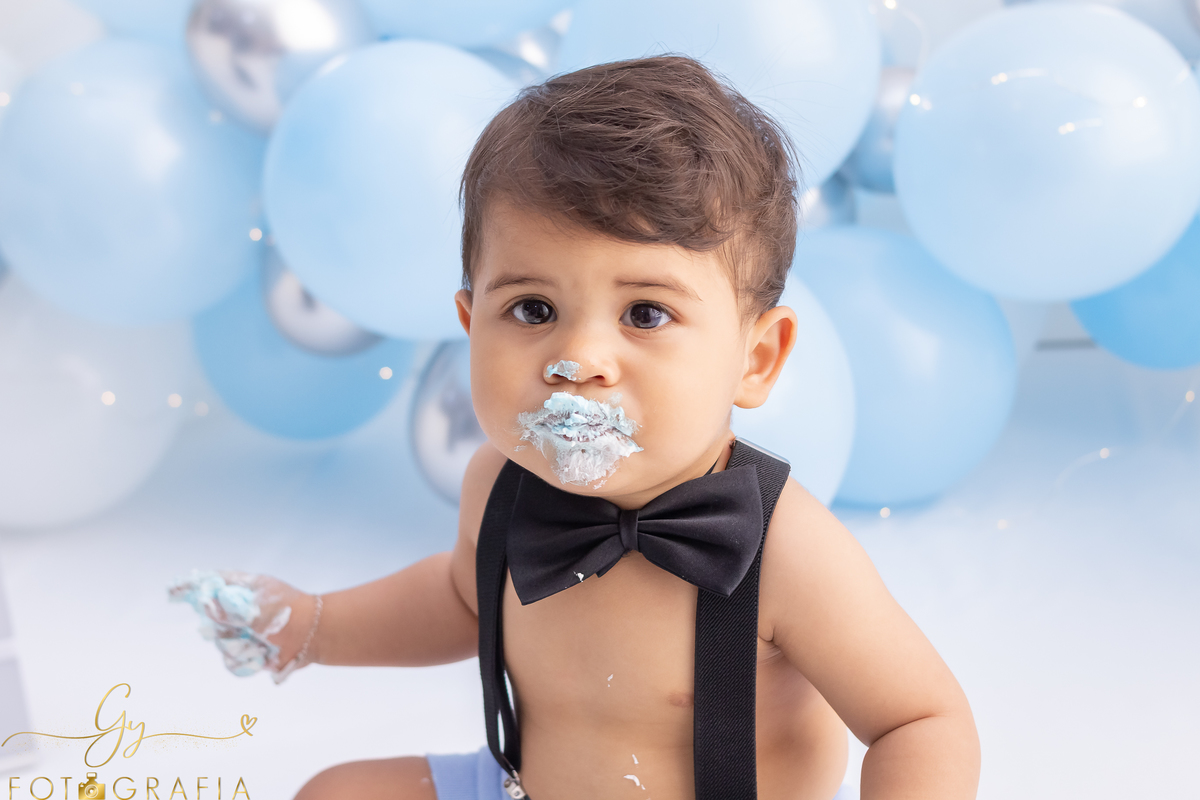 Ensaio smash the cake do Matheus. Fotógrafo em Londrina especializado em ensaios de bebês e crianças. Momento registrado pela fotógrafa Giscellayne - Gy Fotografia