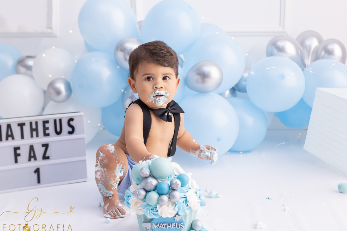 Ensaio smash the cake do Matheus. Fotógrafo em Londrina especializado em ensaios de bebês e crianças. Momento registrado pela fotógrafa Giscellayne - Gy Fotografia