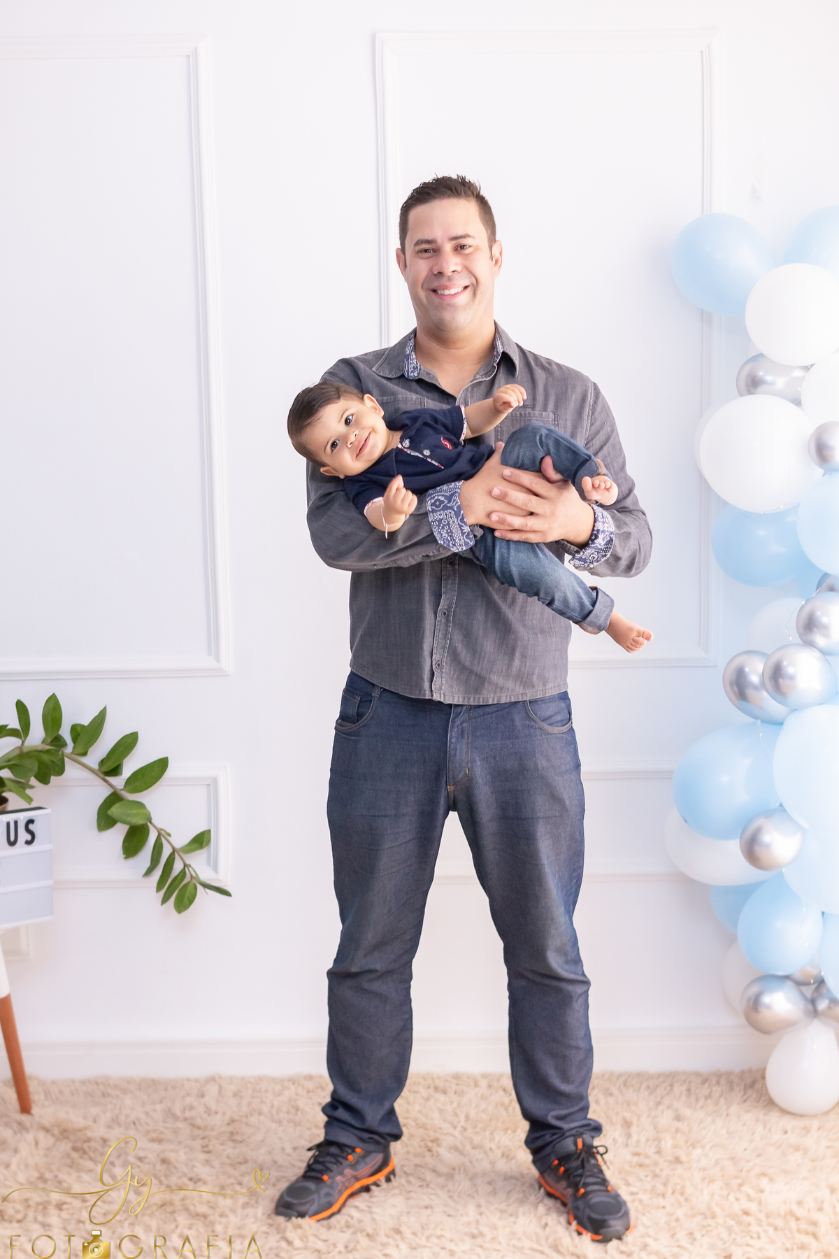 Ensaio smash the cake do Matheus. Fotógrafo em Londrina especializado em ensaios de bebês e crianças. Momento registrado pela fotógrafa Giscellayne - Gy Fotografia