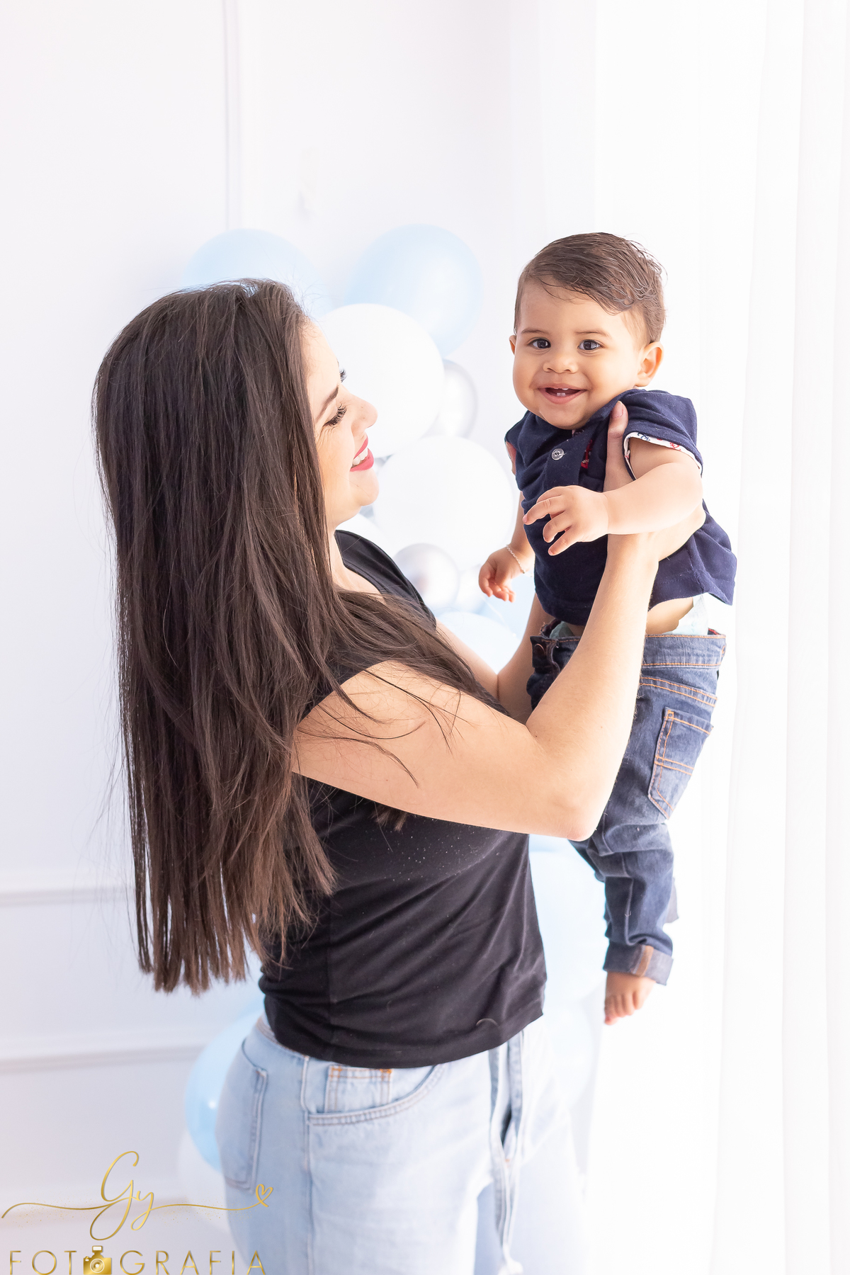 Ensaio smash the cake do Matheus. Fotógrafo em Londrina especializado em ensaios de bebês e crianças. Momento registrado pela fotógrafa Giscellayne - Gy Fotografia