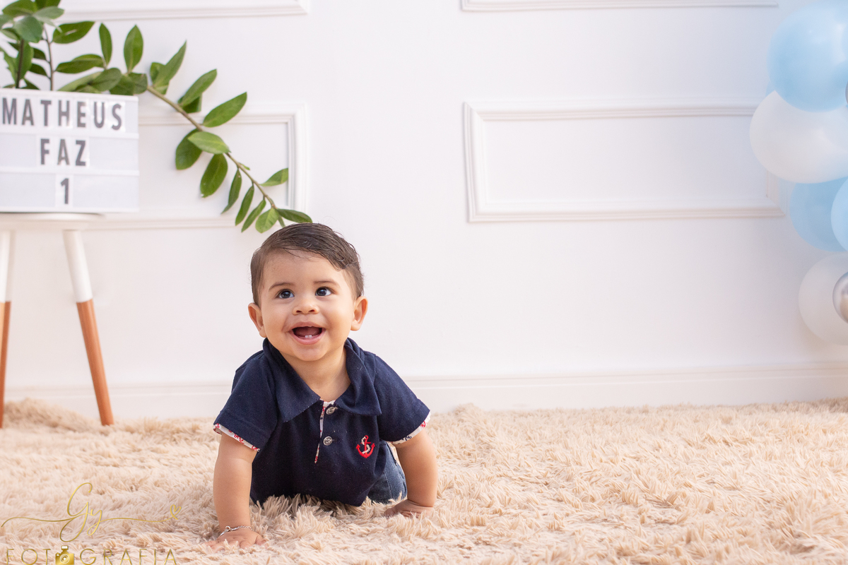 Ensaio smash the cake do Matheus. Fotógrafo em Londrina especializado em ensaios de bebês e crianças. Momento registrado pela fotógrafa Giscellayne - Gy Fotografia