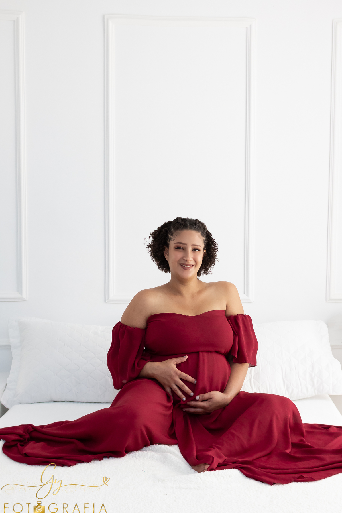Ensaio de gestante em estúdio. Morena gravida. Fotógrafo em Londrina especializado em ensaios de gestantes. Vestidos inclusos. Momento registrado pela fotógrafa Giscellayne - Gy fotografia