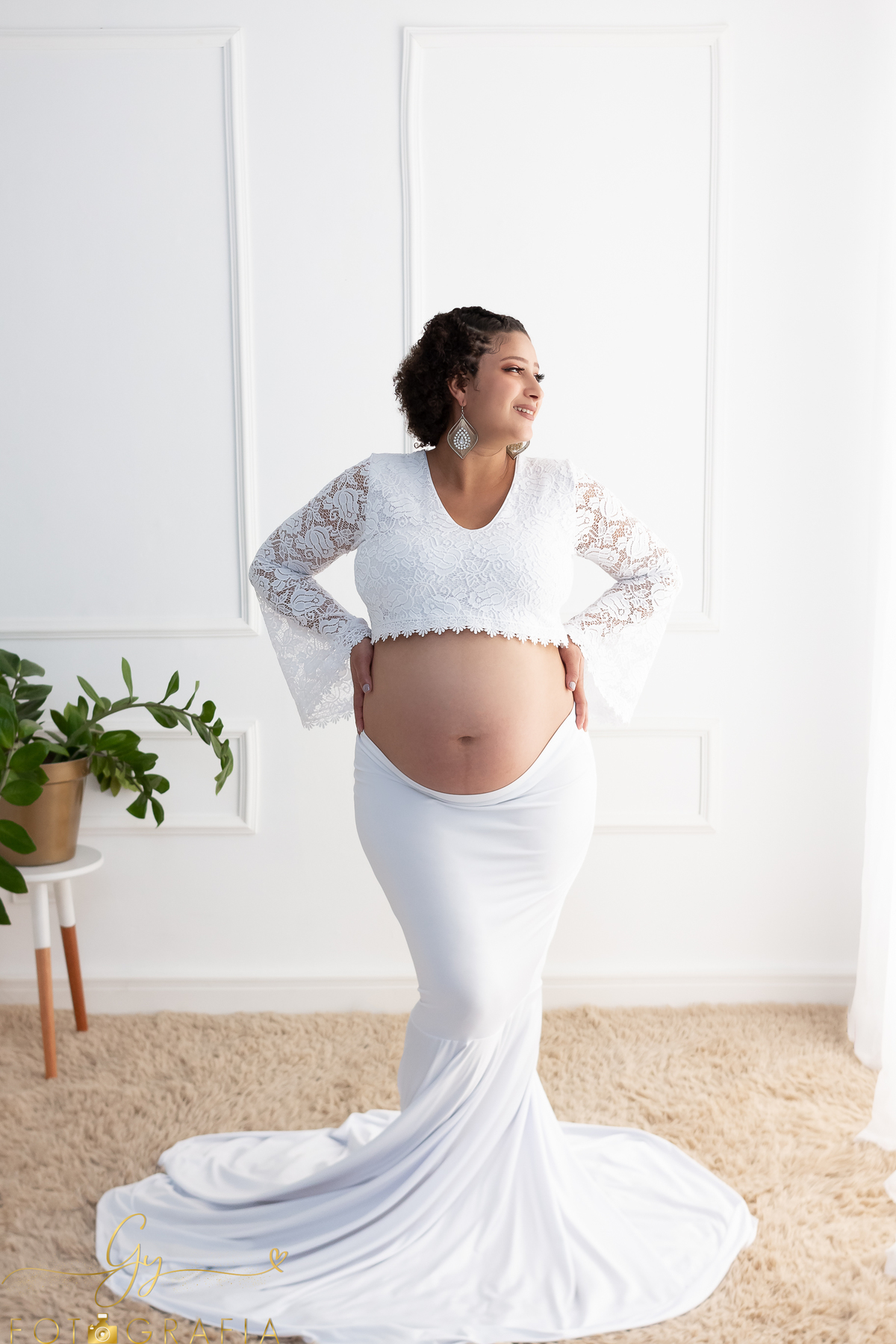 Ensaio de gestante em estúdio. Morena gravida. Fotógrafo em Londrina especializado em ensaios de gestantes. Vestidos inclusos. Momento registrado pela fotógrafa Giscellayne - Gy fotografia