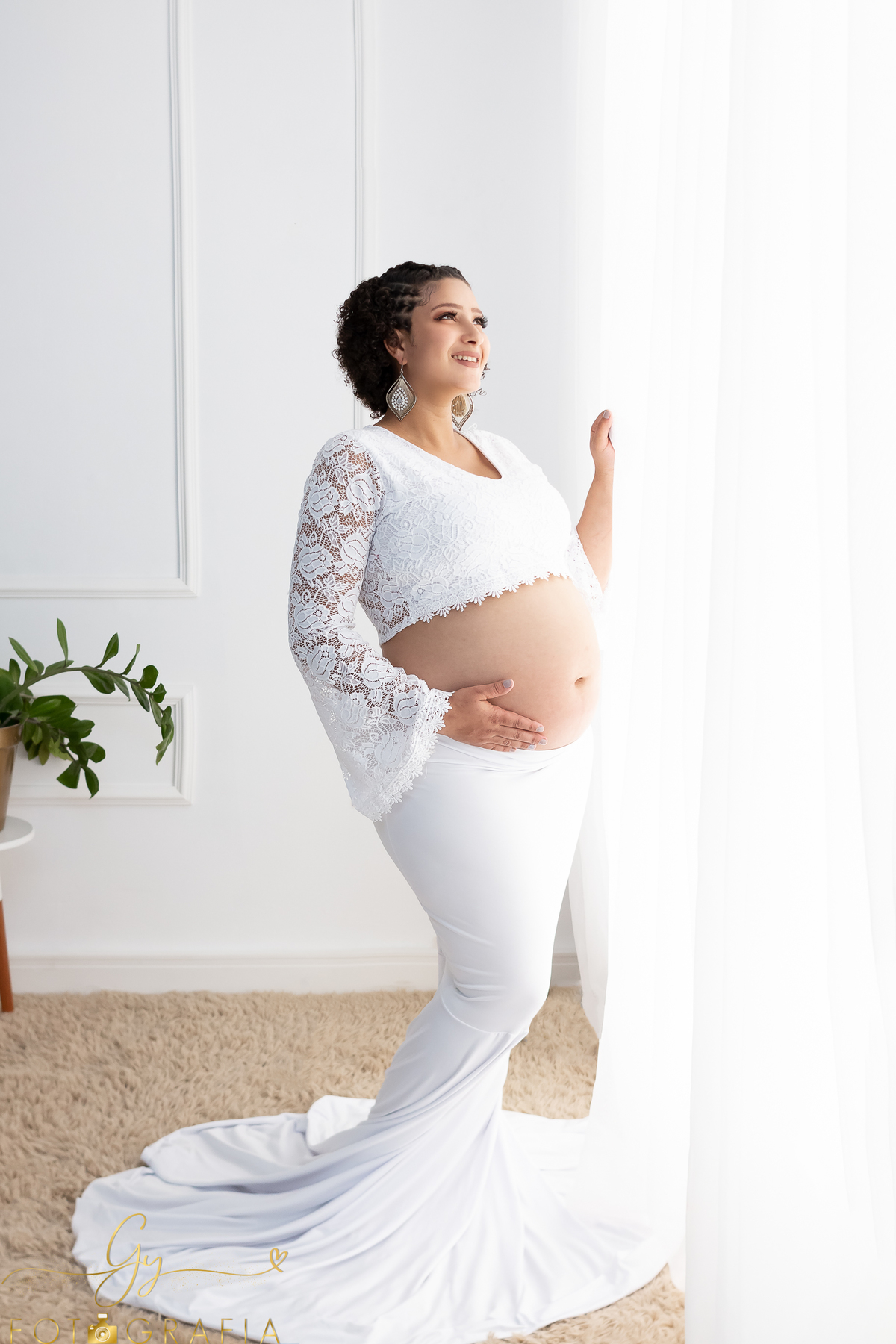 Ensaio de gestante em estúdio. Morena gravida. Fotógrafo em Londrina especializado em ensaios de gestantes. Vestidos inclusos. Momento registrado pela fotógrafa Giscellayne - Gy fotografia