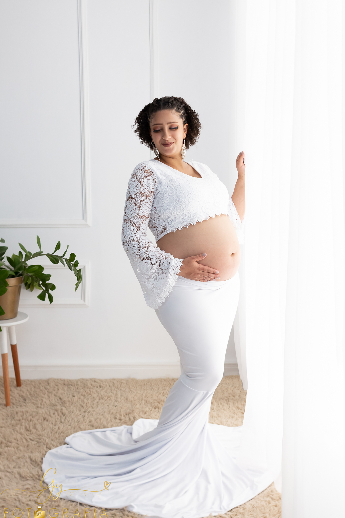 Ensaio de gestante em estúdio. Morena gravida. Fotógrafo em Londrina especializado em ensaios de gestantes. Vestidos inclusos. Momento registrado pela fotógrafa Giscellayne - Gy fotografia