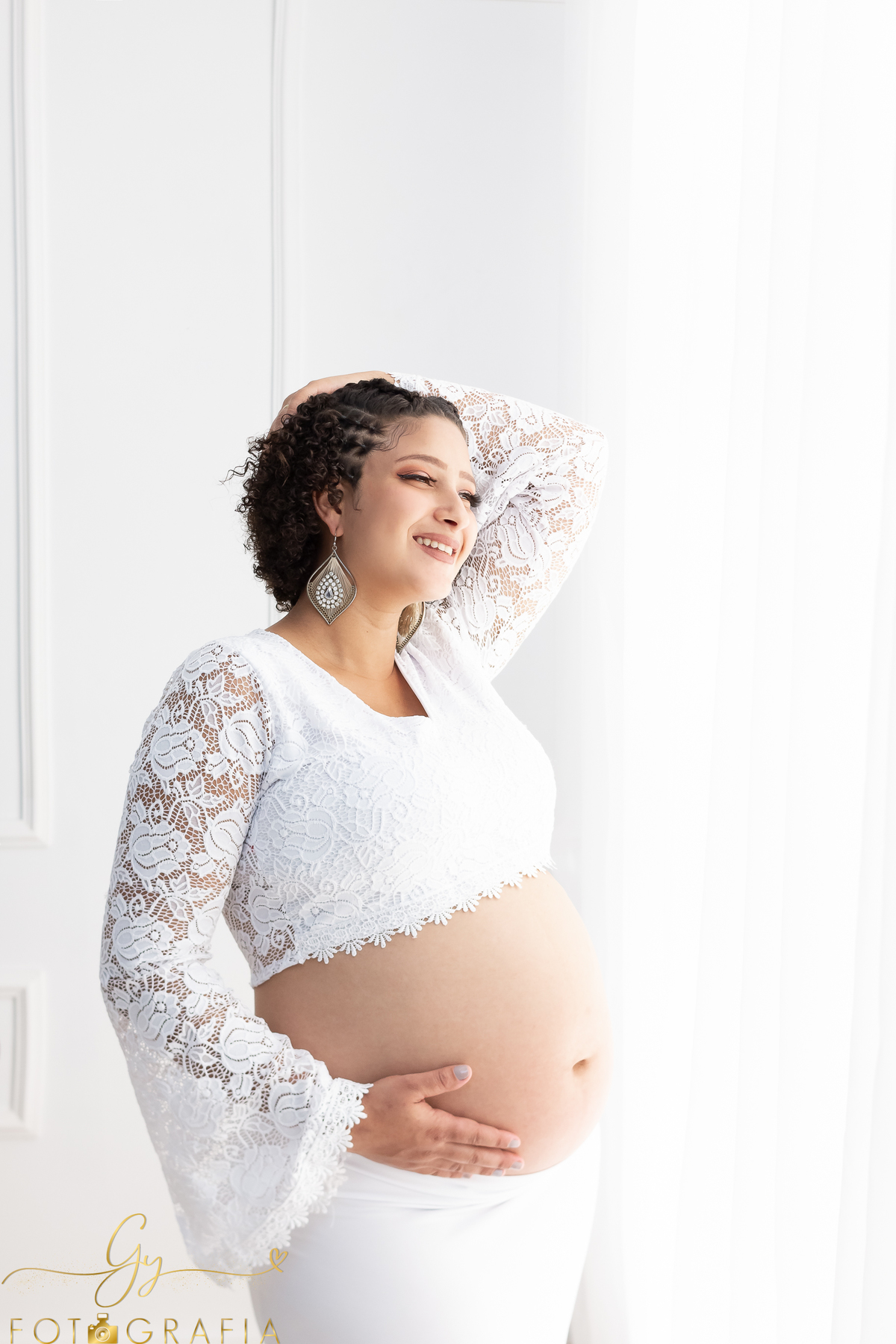 Ensaio de gestante em estúdio. Morena gravida. Fotógrafo em Londrina especializado em ensaios de gestantes. Vestidos inclusos. Momento registrado pela fotógrafa Giscellayne - Gy fotografia