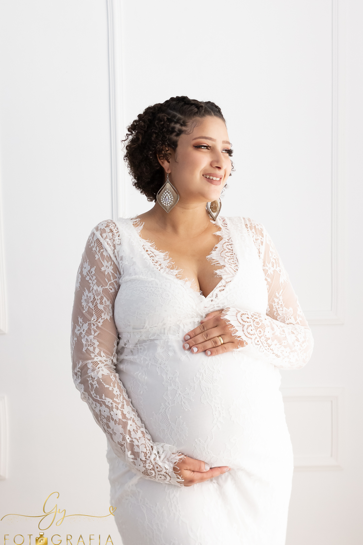 Ensaio de gestante em estúdio. Morena gravida. Fotógrafo em Londrina especializado em ensaios de gestantes. Vestidos inclusos. Momento registrado pela fotógrafa Giscellayne - Gy fotografia