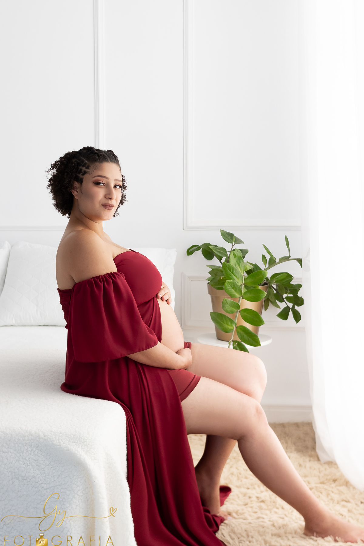 Ensaio de gestante em estúdio. Morena gravida. Fotógrafo em Londrina especializado em ensaios de gestantes. Vestidos inclusos. Momento registrado pela fotógrafa Giscellayne - Gy fotografia