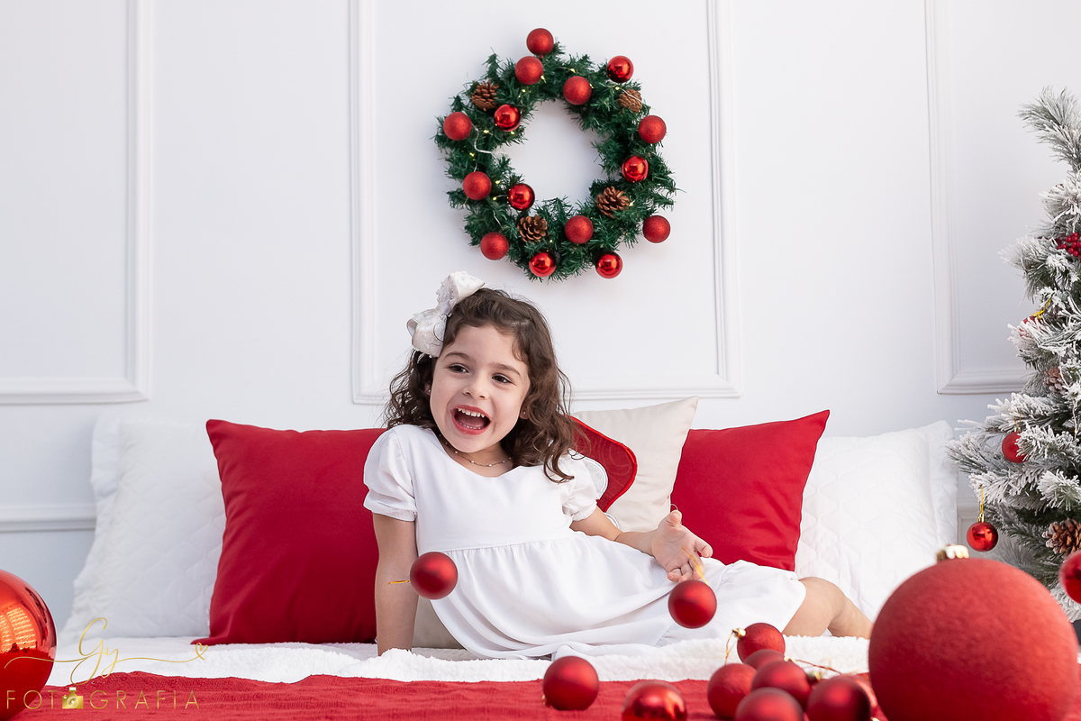 Ensaio de natal em estúdio. Fotógrafo em Londrina especializado em ensaios de bebês e crianças. Momento registrado pela fotógrafa Giscellayne - Gy fotografia
