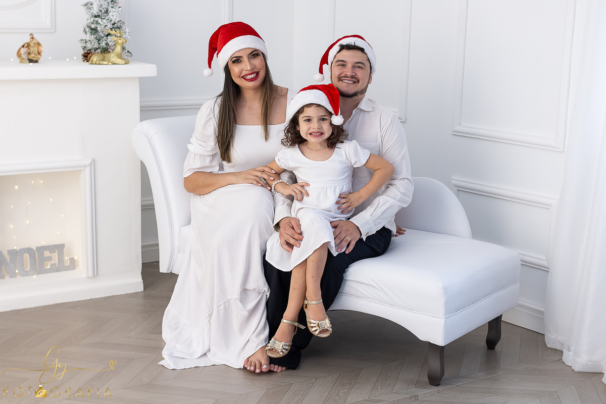 Ensaio de natal em estúdio. Fotógrafo em Londrina especializado em ensaios de bebês e crianças. Momento registrado pela fotógrafa Giscellayne - Gy fotografia