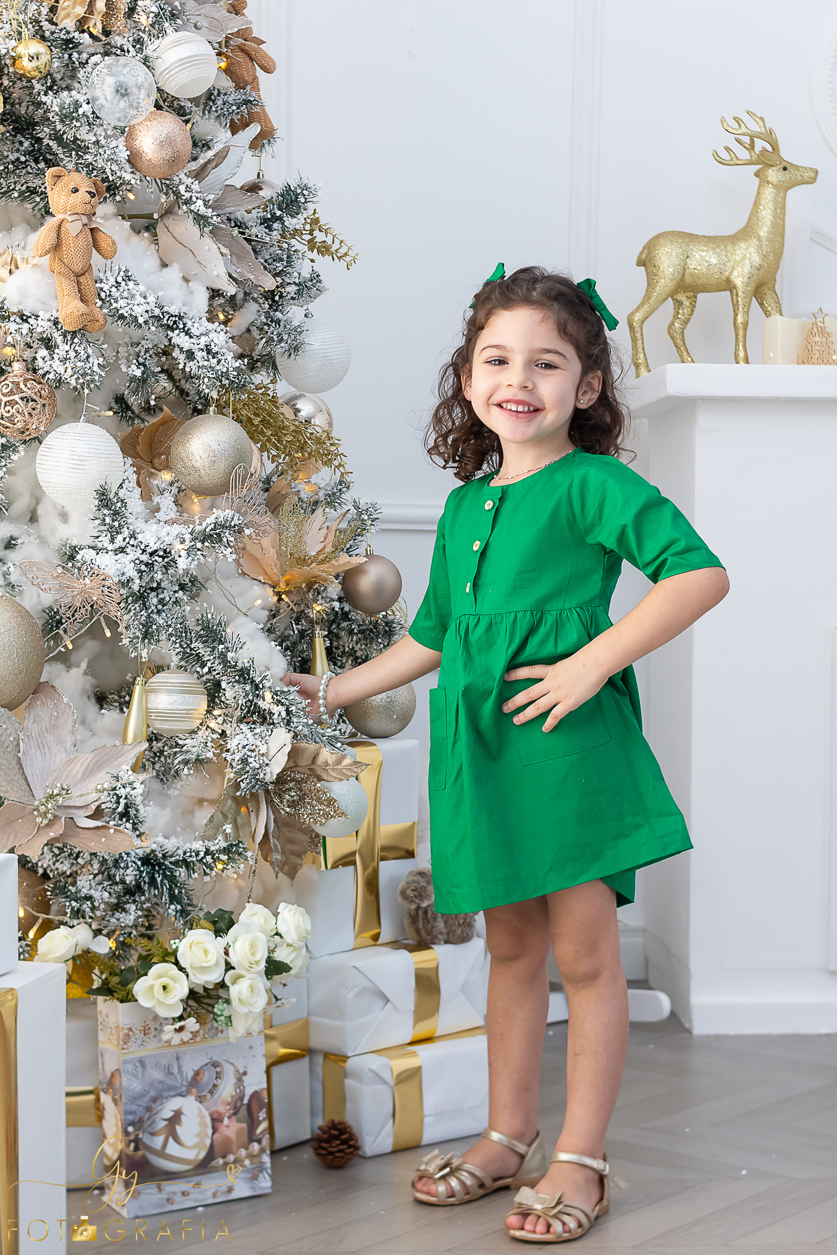 Ensaio de natal em estúdio. Fotógrafo em Londrina especializado em ensaios de bebês e crianças. Momento registrado pela fotógrafa Giscellayne - Gy fotografia
