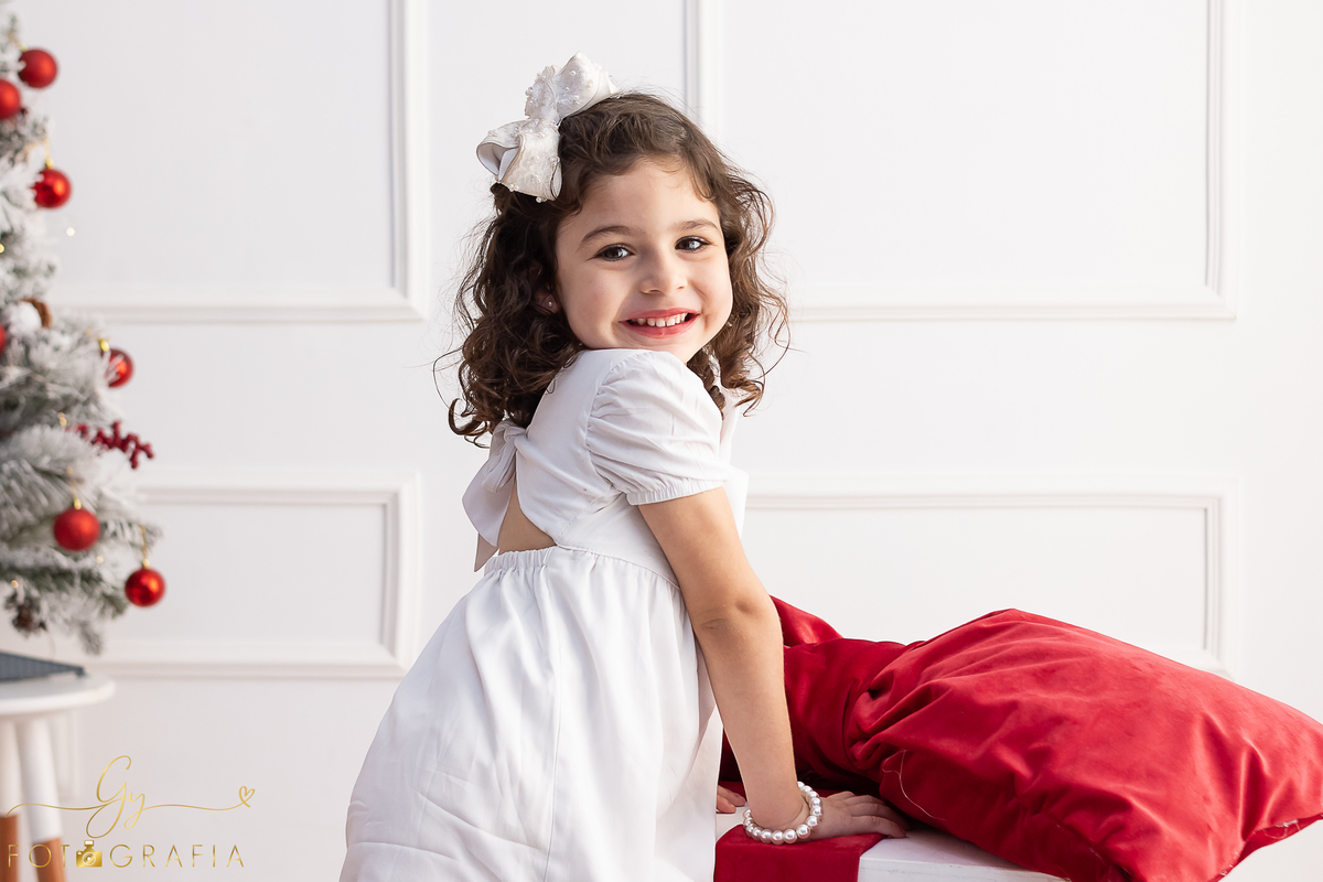 Ensaio de natal em estúdio. Fotógrafo em Londrina especializado em ensaios de bebês e crianças. Momento registrado pela fotógrafa Giscellayne - Gy fotografia