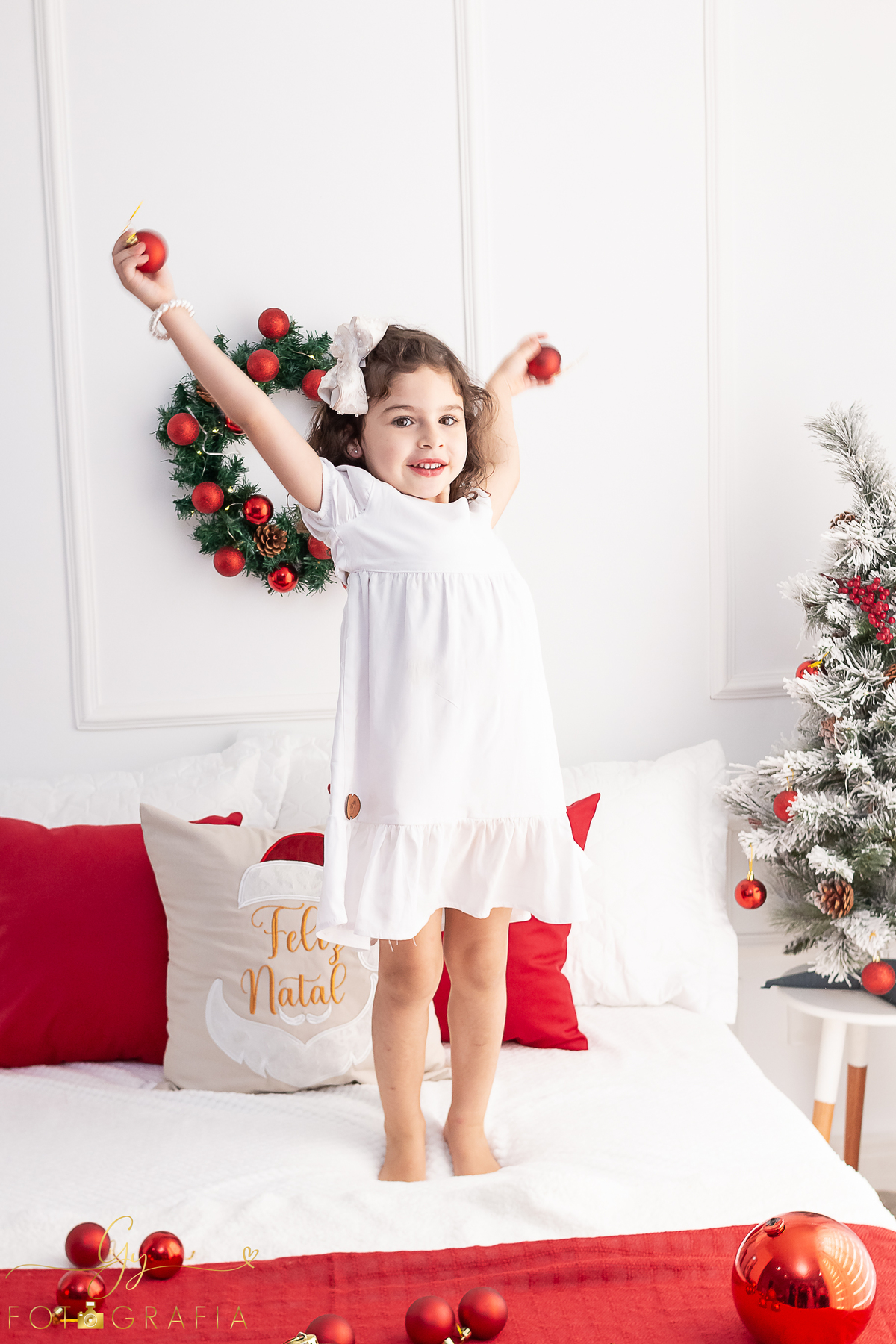 Ensaio de natal em estúdio. Fotógrafo em Londrina especializado em ensaios de bebês e crianças. Momento registrado pela fotógrafa Giscellayne - Gy fotografia