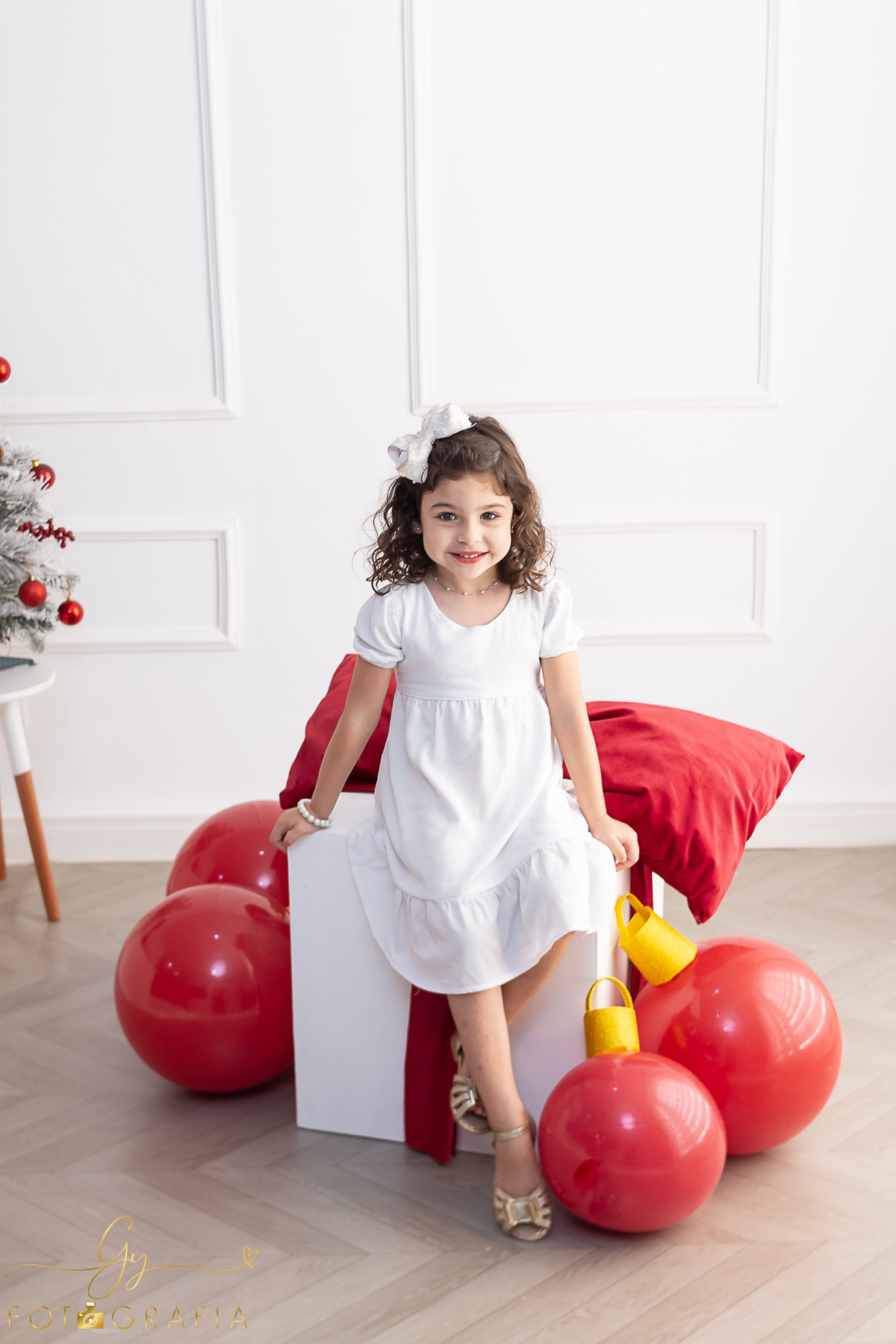 Ensaio de natal em estúdio. Fotógrafo em Londrina especializado em ensaios de bebês e crianças. Momento registrado pela fotógrafa Giscellayne - Gy fotografia