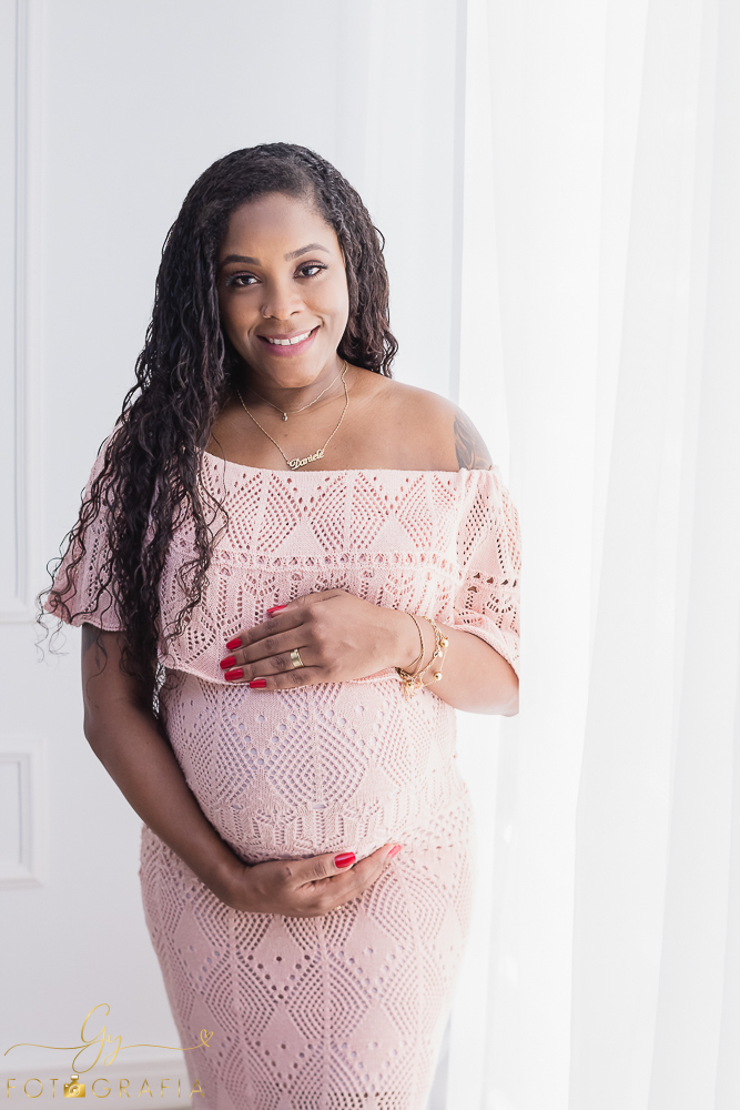 Ensaio de gestante em estúdio da Daniele. Fotografo em Londrina especializado em ensaios de gestantes, bebês e crianças. Momento registrado pela fotógrafa Giscellayne - Gy fotografia