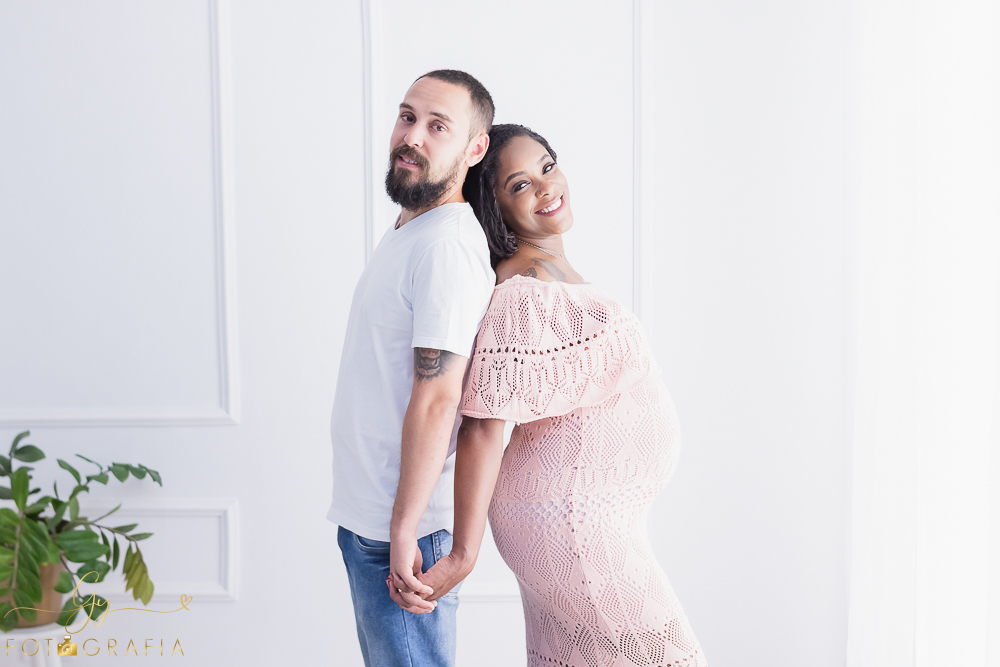 Ensaio de gestante em estúdio da Daniele. Fotografo em Londrina especializado em ensaios de gestantes, bebês e crianças. Momento registrado pela fotógrafa Giscellayne - Gy fotografia