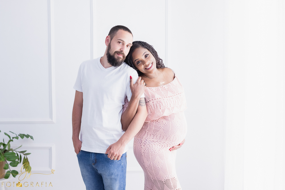 Ensaio de gestante em estúdio da Daniele. Fotografo em Londrina especializado em ensaios de gestantes, bebês e crianças. Momento registrado pela fotógrafa Giscellayne - Gy fotografia