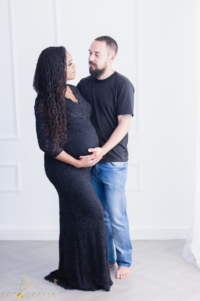 Ensaio de gestante em estúdio da Daniele. Fotografo em Londrina especializado em ensaios de gestantes, bebês e crianças. Momento registrado pela fotógrafa Giscellayne - Gy fotografia