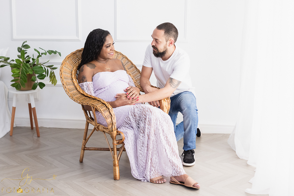 Ensaio de gestante em estúdio da Daniele. Fotografo em Londrina especializado em ensaios de gestantes, bebês e crianças. Momento registrado pela fotógrafa Giscellayne - Gy fotografia