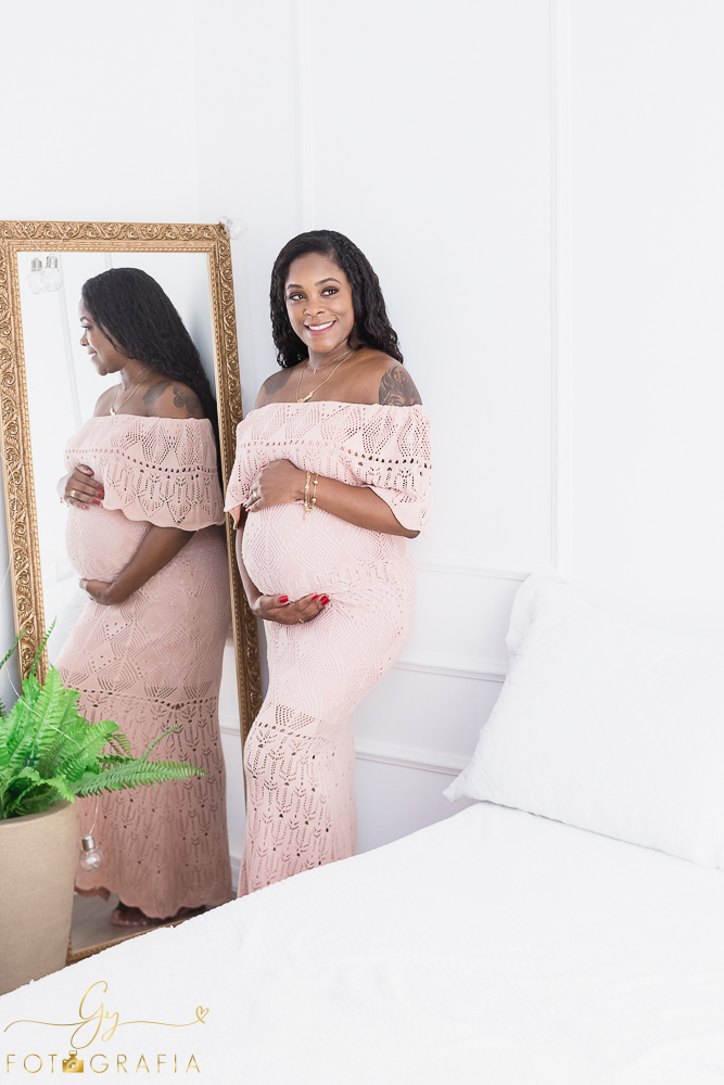 Ensaio de gestante em estúdio da Daniele. Fotografo em Londrina especializado em ensaios de gestantes, bebês e crianças. Momento registrado pela fotógrafa Giscellayne - Gy fotografia
