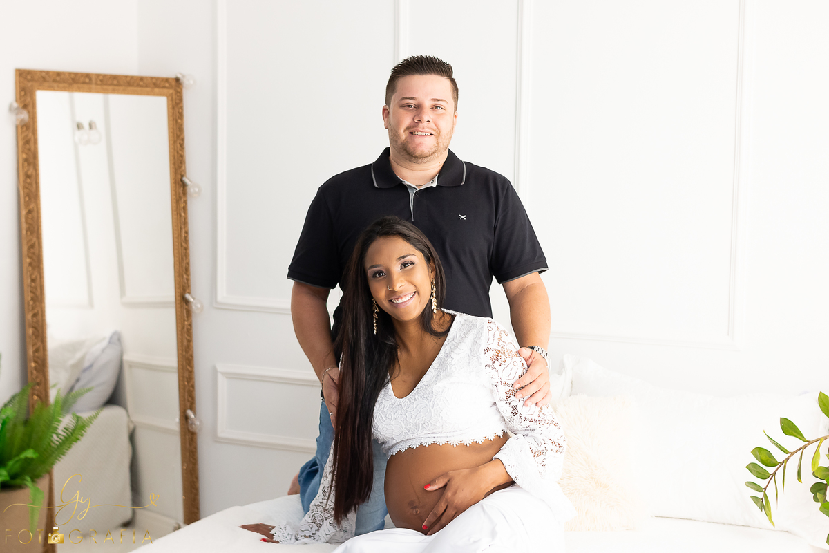 Kawane e seu ensaio de gestante no estúdio. cenário quarto. Fotografo em Londrina especializado em ensaios de gestantes, bebês e crianças. Momento registrado pela fotógrafa Giscellayne - Gy fotografia