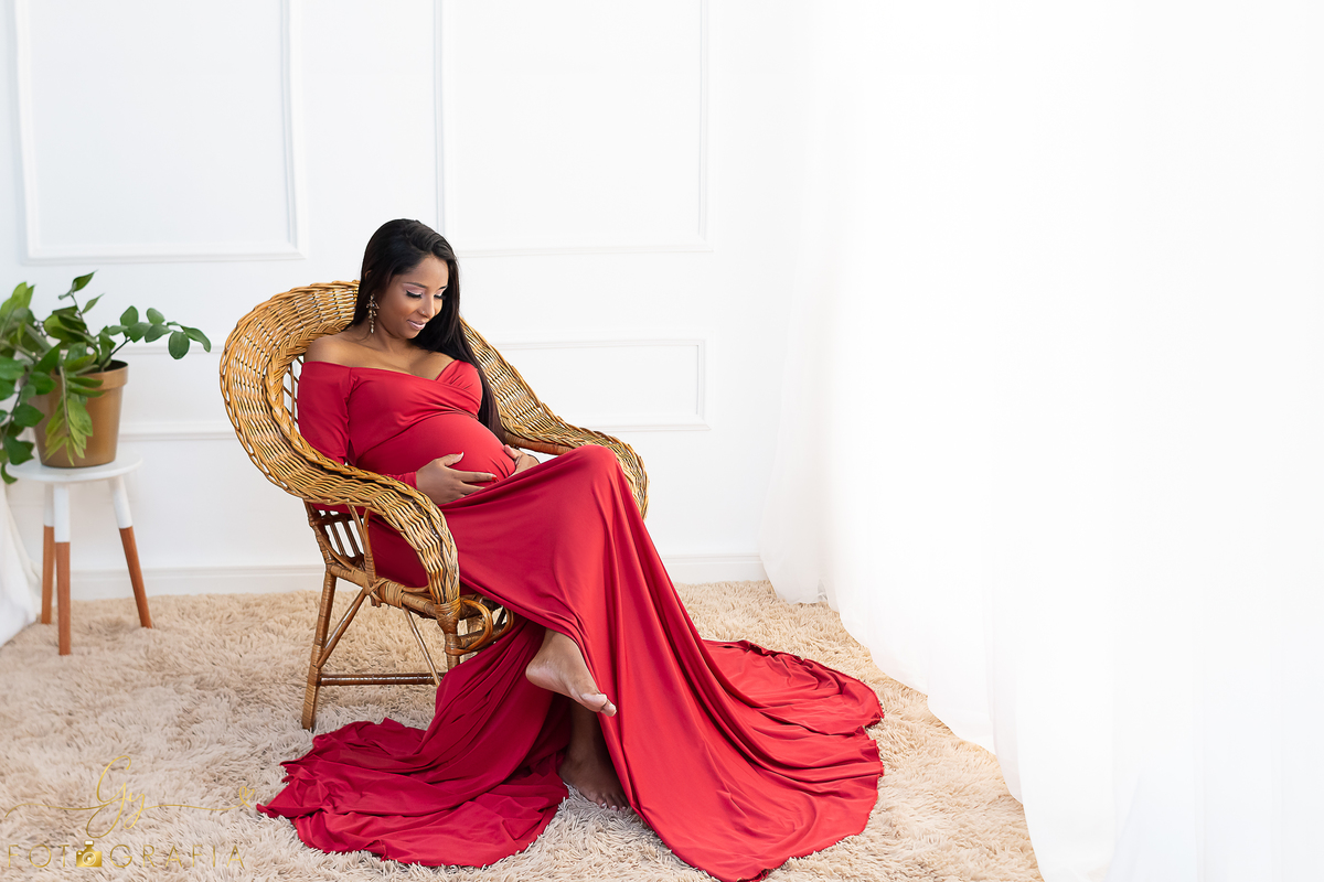 Kawane e seu ensaio de gestante no estúdio. cenário quarto. Fotografo em Londrina especializado em ensaios de gestantes, bebês e crianças. Momento registrado pela fotógrafa Giscellayne - Gy fotografia