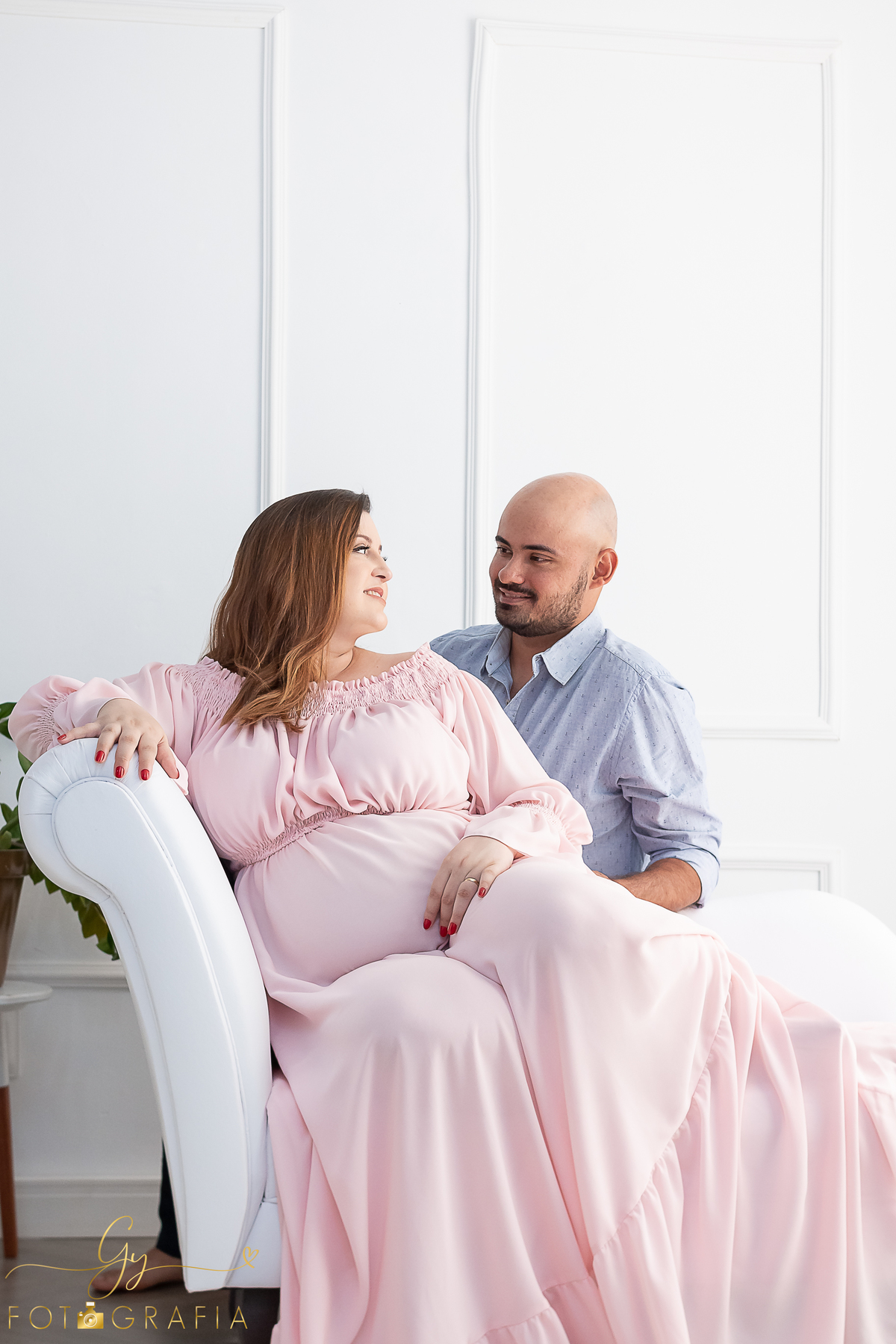 Geisi e seu ensaio de gestante no estúdio. cenário quarto com participação do cenário de natal na neve. Fotografo em Londrina especializado em ensaios de gestantes, bebês e crianças. Momento registrado pela fotógrafa Giscellayne - Gy fotografia