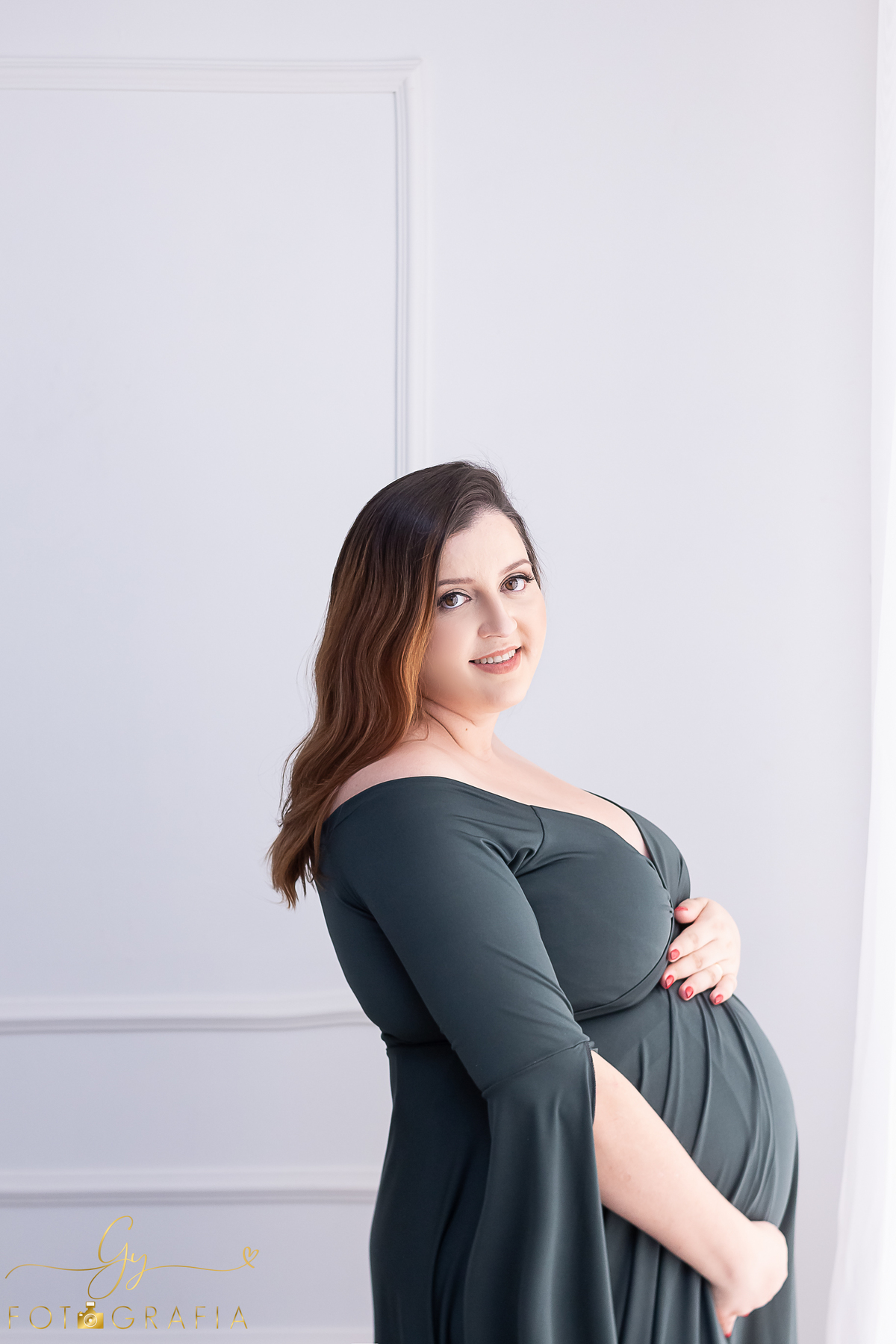 Geisi e seu ensaio de gestante no estúdio. cenário quarto com participação do cenário de natal na neve. Fotografo em Londrina especializado em ensaios de gestantes, bebês e crianças. Momento registrado pela fotógrafa Giscellayne - Gy fotografia