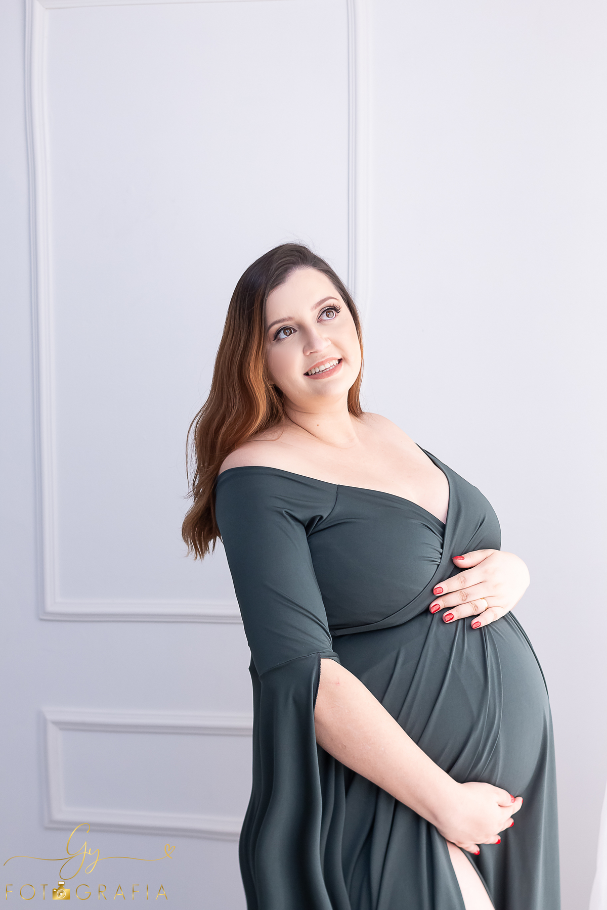 Geisi e seu ensaio de gestante no estúdio. cenário quarto com participação do cenário de natal na neve. Fotografo em Londrina especializado em ensaios de gestantes, bebês e crianças. Momento registrado pela fotógrafa Giscellayne - Gy fotografia