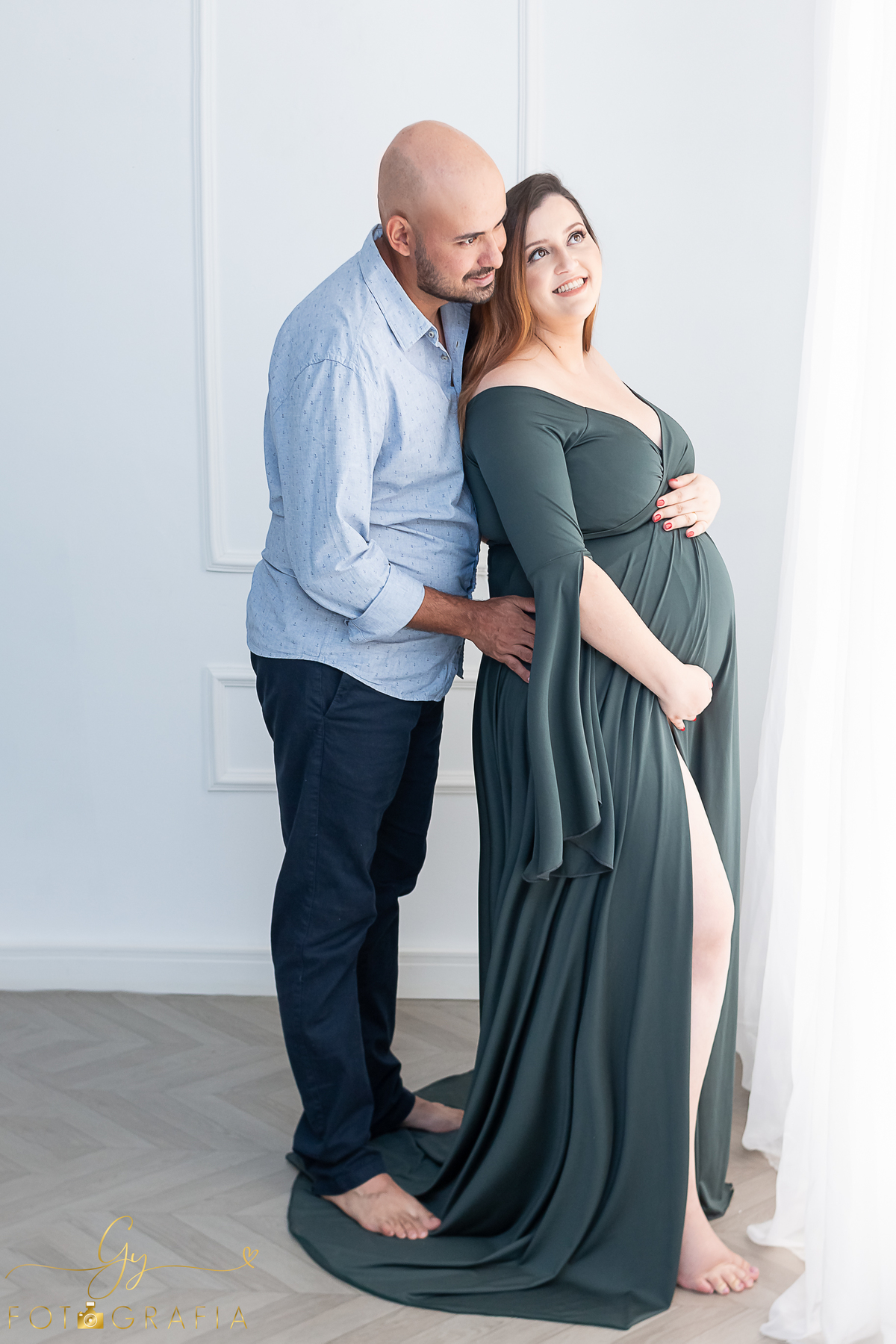 Geisi e seu ensaio de gestante no estúdio. cenário quarto com participação do cenário de natal na neve. Fotografo em Londrina especializado em ensaios de gestantes, bebês e crianças. Momento registrado pela fotógrafa Giscellayne - Gy fotografia