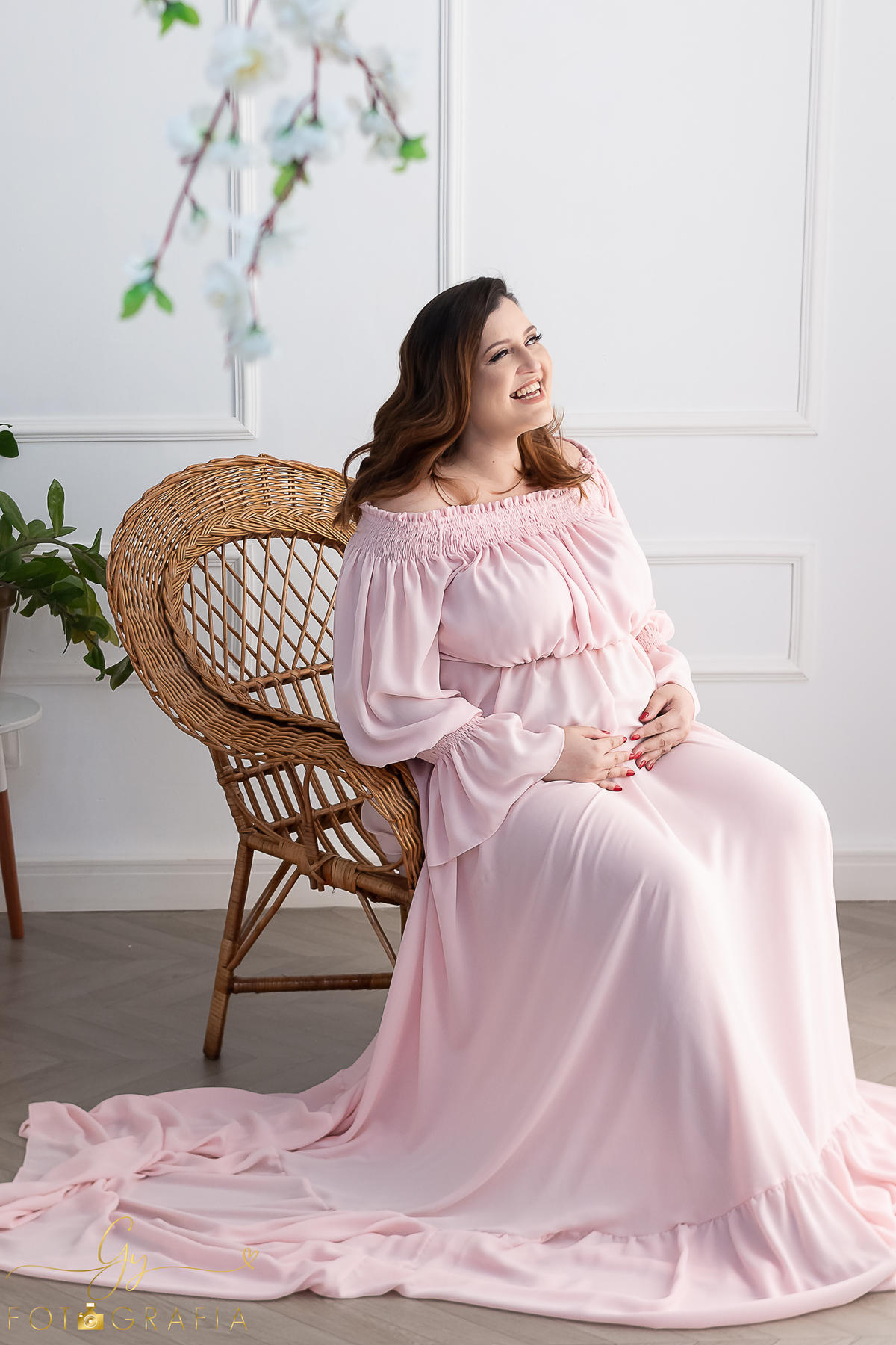 Geisi e seu ensaio de gestante no estúdio. cenário quarto com participação do cenário de natal na neve. Fotografo em Londrina especializado em ensaios de gestantes, bebês e crianças. Momento registrado pela fotógrafa Giscellayne - Gy fotografia