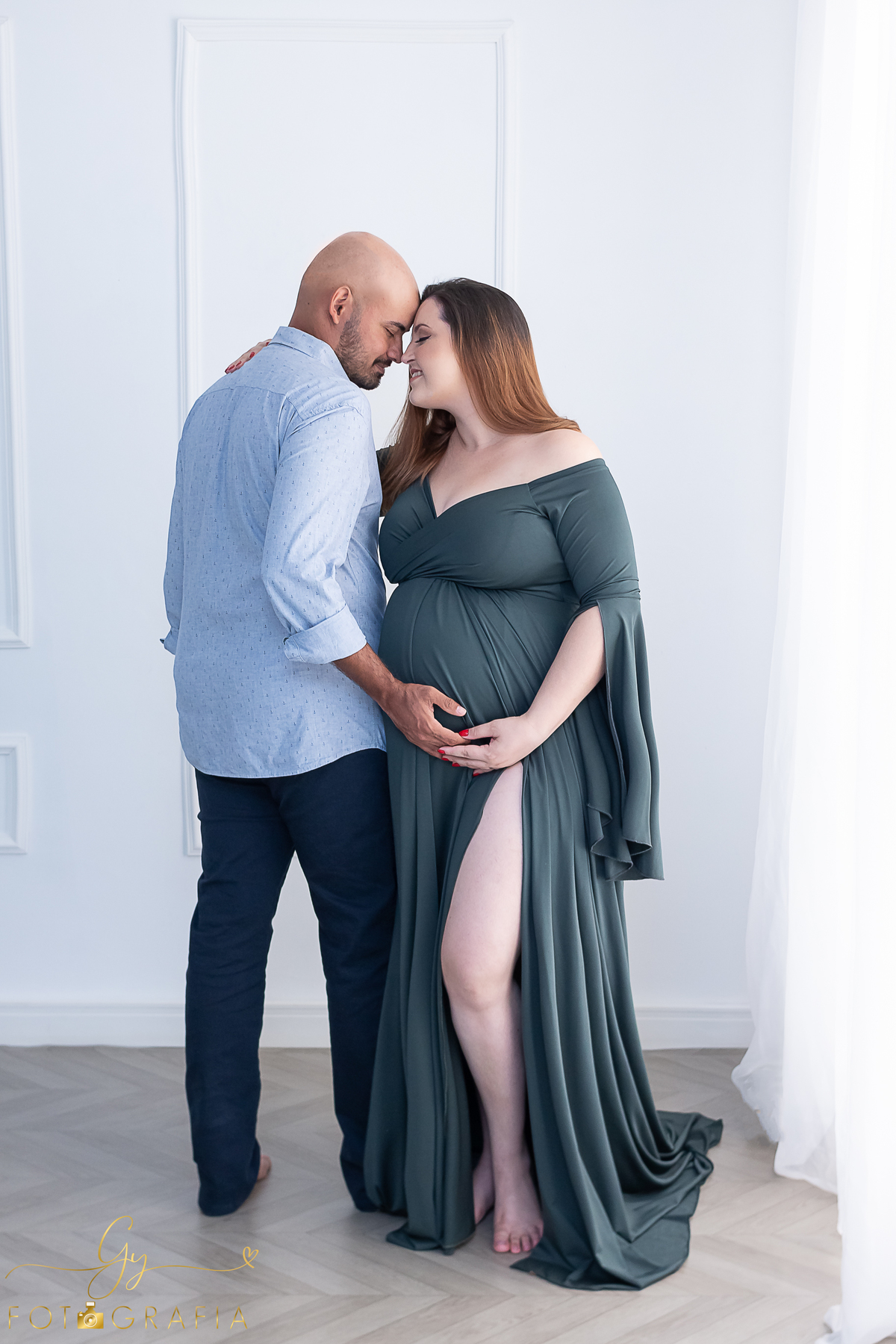 Geisi e seu ensaio de gestante no estúdio. cenário quarto com participação do cenário de natal na neve. Fotografo em Londrina especializado em ensaios de gestantes, bebês e crianças. Momento registrado pela fotógrafa Giscellayne - Gy fotografia