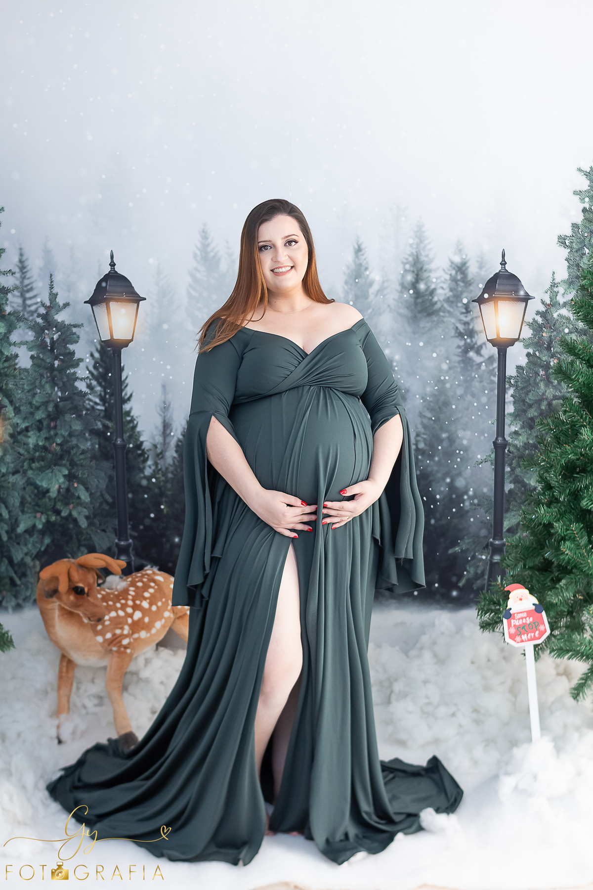 Geisi e seu ensaio de gestante no estúdio. cenário quarto com participação do cenário de natal na neve. Fotografo em Londrina especializado em ensaios de gestantes, bebês e crianças. Momento registrado pela fotógrafa Giscellayne - Gy fotografia