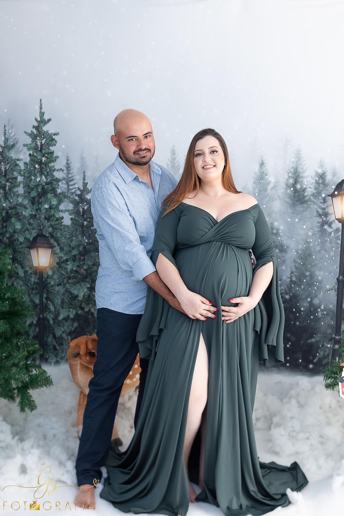 Geisi e seu ensaio de gestante no estúdio. cenário quarto com participação do cenário de natal na neve. Fotografo em Londrina especializado em ensaios de gestantes, bebês e crianças. Momento registrado pela fotógrafa Giscellayne - Gy fotografia