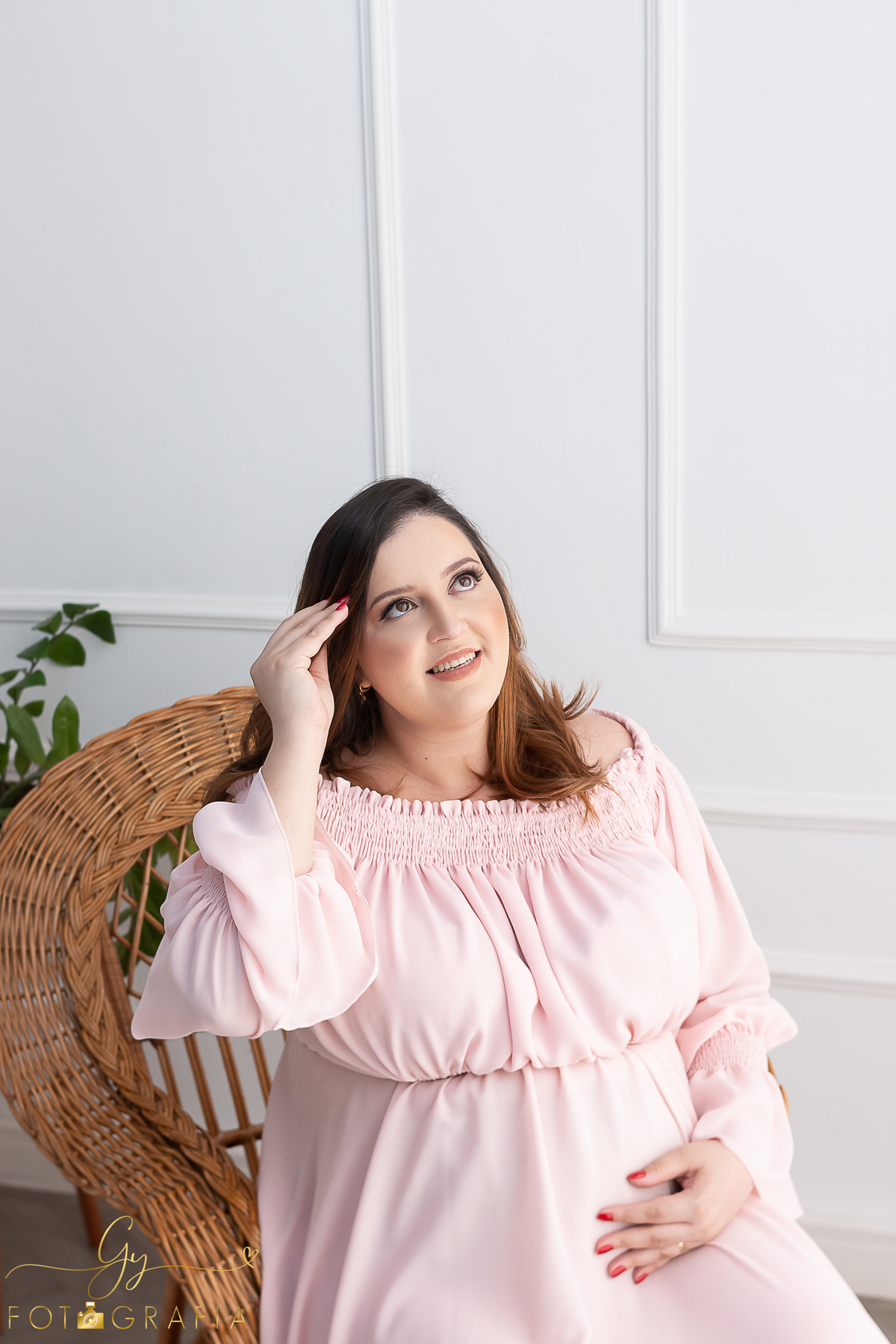 Geisi e seu ensaio de gestante no estúdio. cenário quarto com participação do cenário de natal na neve. Fotografo em Londrina especializado em ensaios de gestantes, bebês e crianças. Momento registrado pela fotógrafa Giscellayne - Gy fotografia