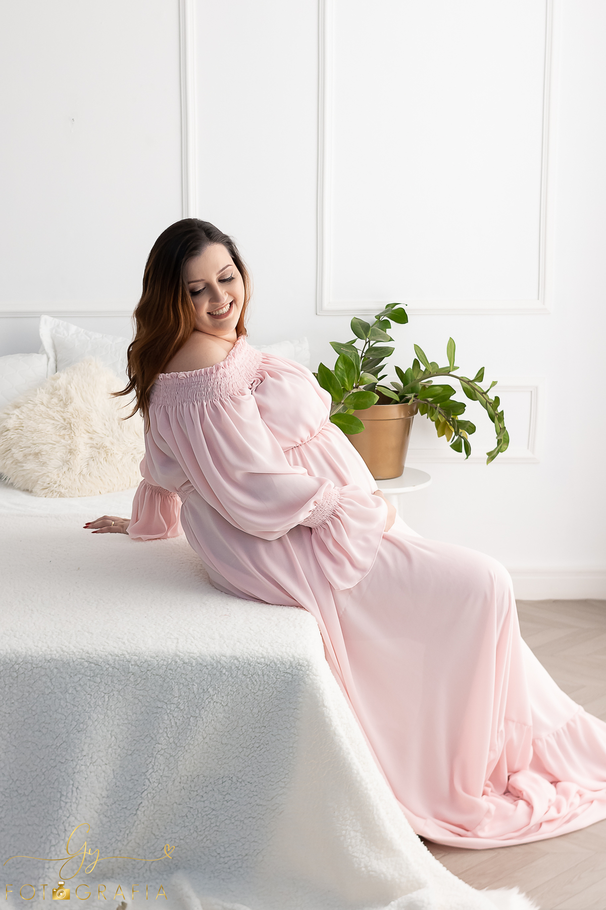 Geisi e seu ensaio de gestante no estúdio. cenário quarto com participação do cenário de natal na neve. Fotografo em Londrina especializado em ensaios de gestantes, bebês e crianças. Momento registrado pela fotógrafa Giscellayne - Gy fotografia