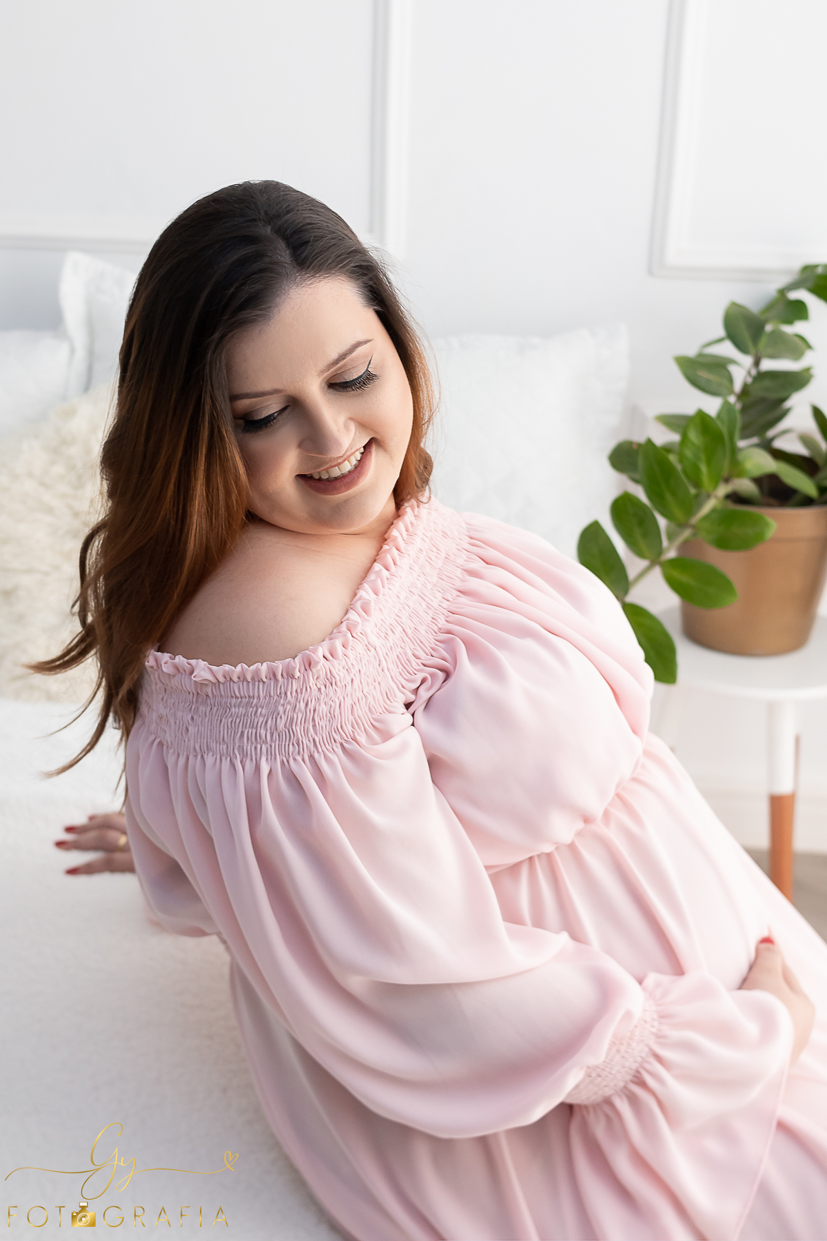 Geisi e seu ensaio de gestante no estúdio. cenário quarto com participação do cenário de natal na neve. Fotografo em Londrina especializado em ensaios de gestantes, bebês e crianças. Momento registrado pela fotógrafa Giscellayne - Gy fotografia