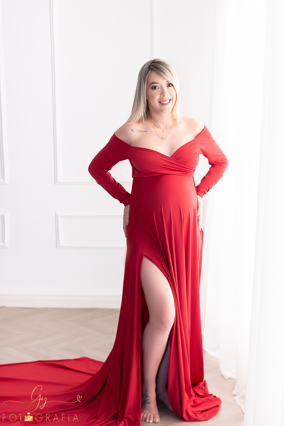 Diene em seu ensaio de gestante no estúdio. cenário quarto e de natal! Fotografo em Londrina especializado em ensaios de gestantes, bebês e crianças. Momento registrado pela fotógrafa Giscellayne - Gy fotografia