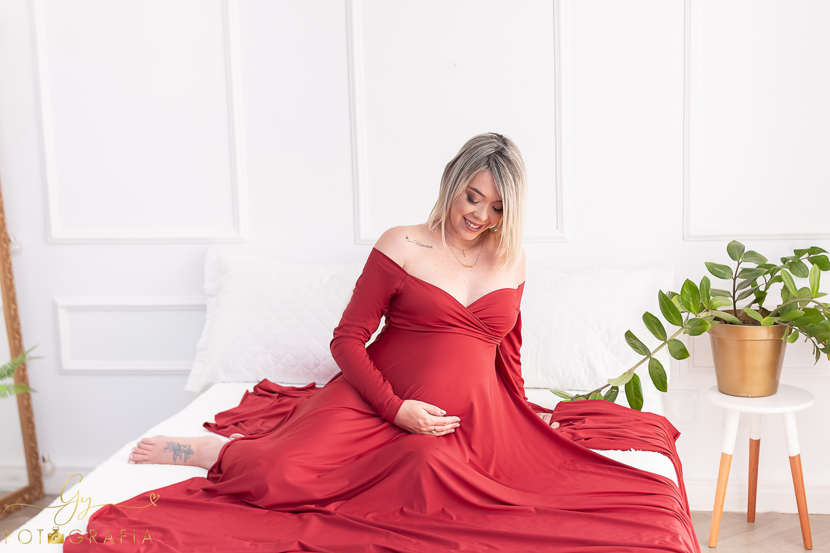 Diene em seu ensaio de gestante no estúdio. cenário quarto e de natal! Fotografo em Londrina especializado em ensaios de gestantes, bebês e crianças. Momento registrado pela fotógrafa Giscellayne - Gy fotografia