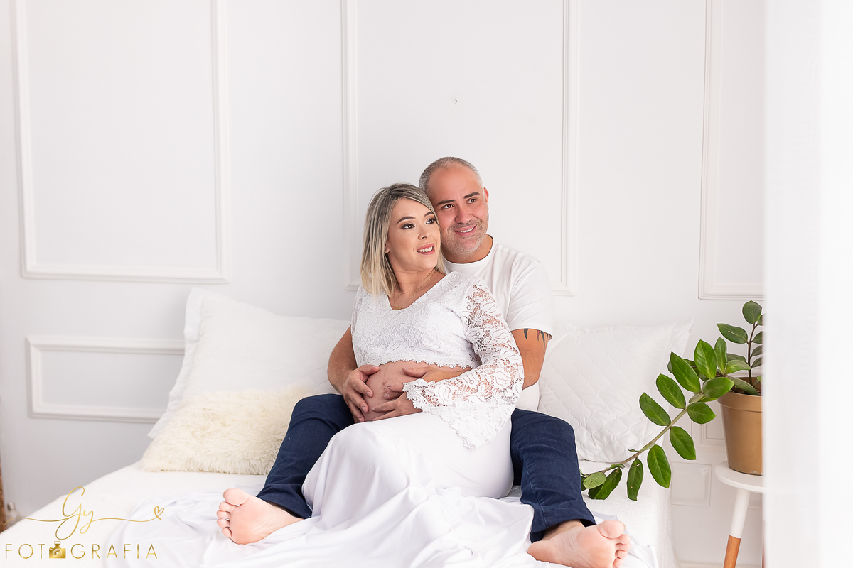 Diene em seu ensaio de gestante no estúdio. cenário quarto e de natal! Fotografo em Londrina especializado em ensaios de gestantes, bebês e crianças. Momento registrado pela fotógrafa Giscellayne - Gy fotografia