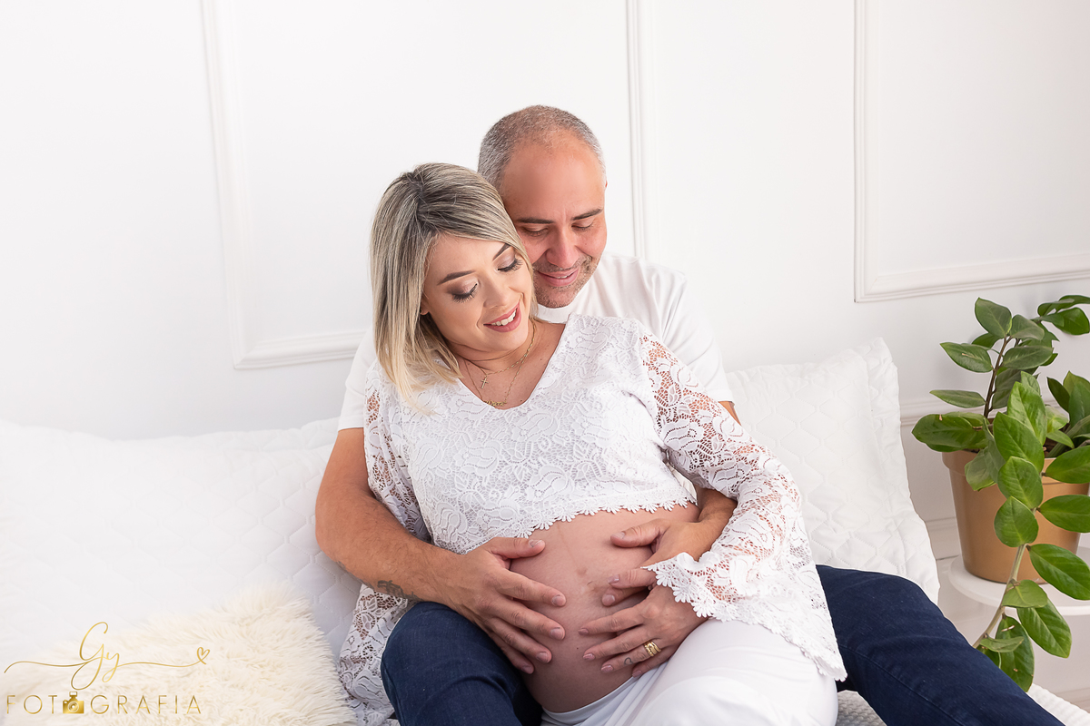 Diene em seu ensaio de gestante no estúdio. cenário quarto e de natal! Fotografo em Londrina especializado em ensaios de gestantes, bebês e crianças. Momento registrado pela fotógrafa Giscellayne - Gy fotografia