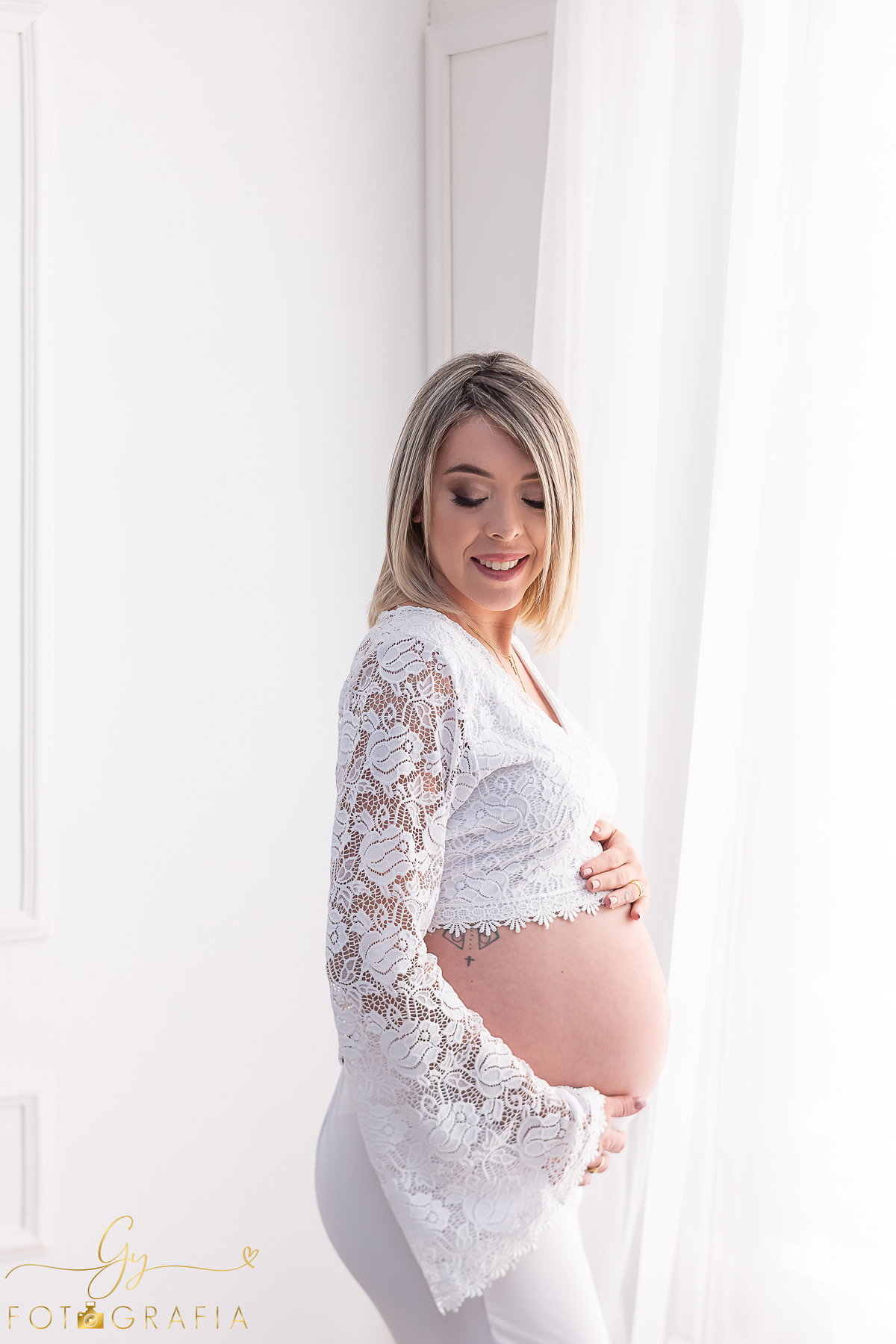 Diene em seu ensaio de gestante no estúdio. cenário quarto e de natal! Fotografo em Londrina especializado em ensaios de gestantes, bebês e crianças. Momento registrado pela fotógrafa Giscellayne - Gy fotografia