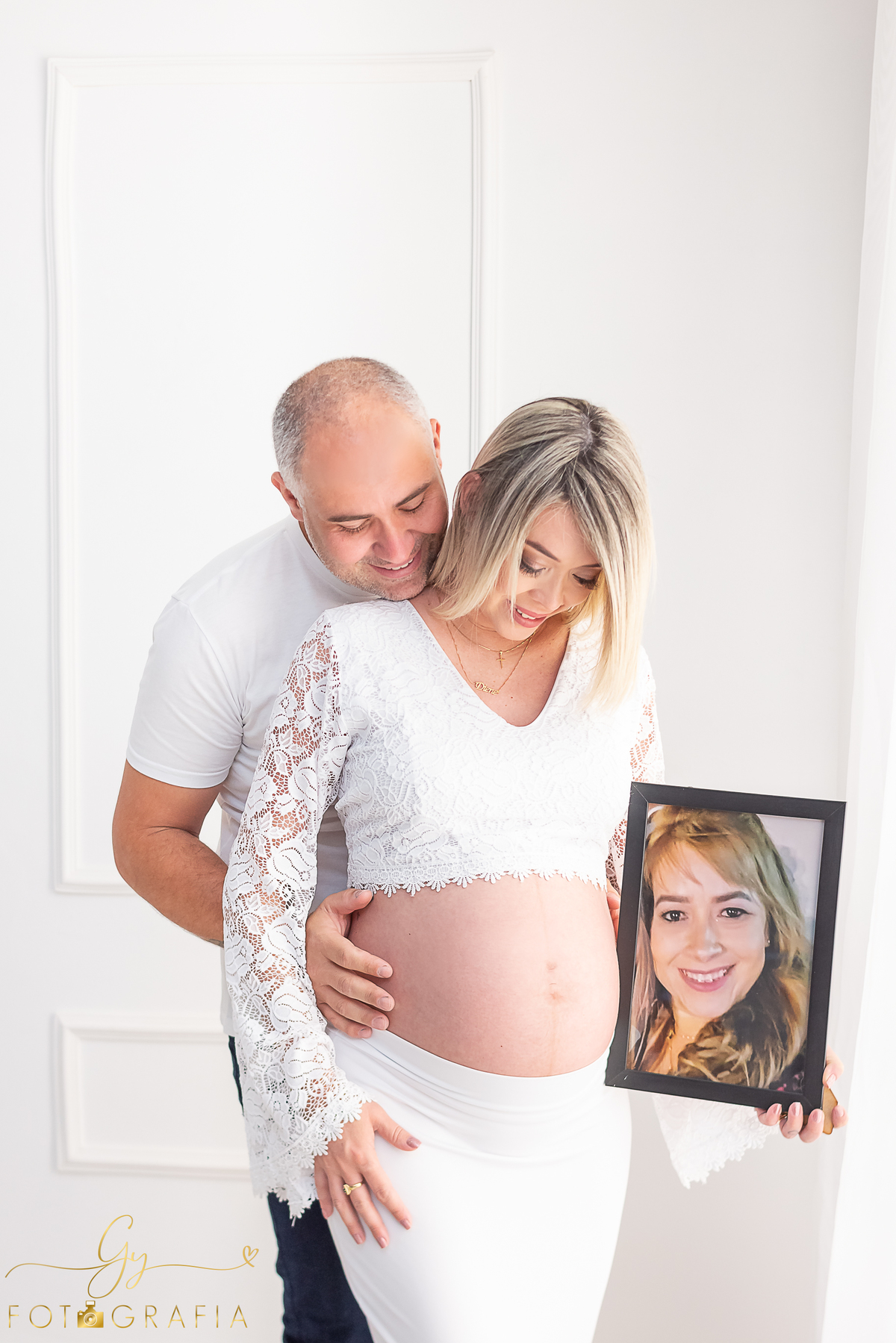 Diene em seu ensaio de gestante no estúdio. cenário quarto e de natal! Fotografo em Londrina especializado em ensaios de gestantes, bebês e crianças. Momento registrado pela fotógrafa Giscellayne - Gy fotografia