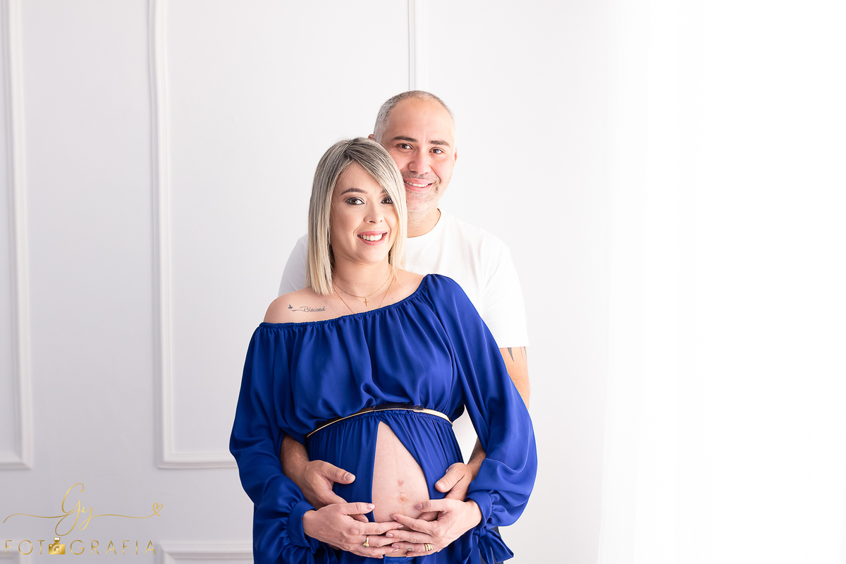 Diene em seu ensaio de gestante no estúdio. cenário quarto e de natal! Fotografo em Londrina especializado em ensaios de gestantes, bebês e crianças. Momento registrado pela fotógrafa Giscellayne - Gy fotografia